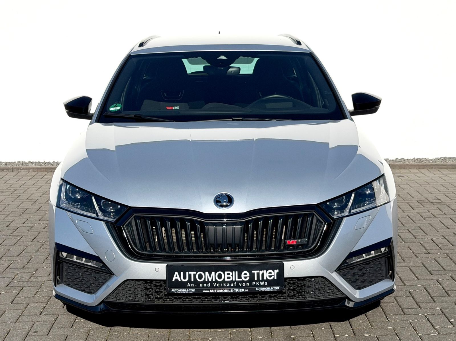 Skoda Octavia Combi RS 2.0 TDI DSG /LED/CAM/HUD/AHK/ - Bild 2 Skoda Octavia Combi RS 2.0 TDI DSG /LED/CAM/HUD/AHK/ in STRIBRNA BRILLIANT/ BRILLIANTSIL als Kombi - Fahrzeugfoto 2