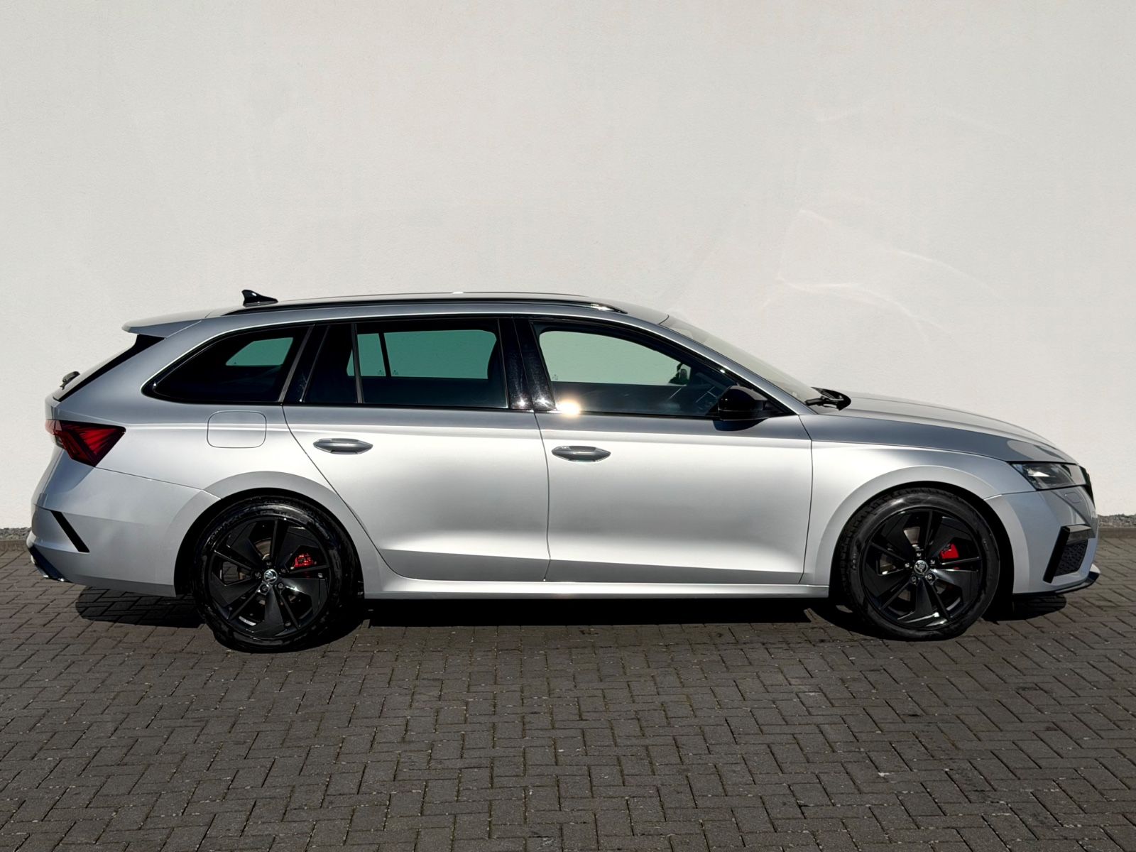 Skoda Octavia Combi RS 2.0 TDI DSG /LED/CAM/HUD/AHK/ - Bild 4 Skoda Octavia Combi RS 2.0 TDI DSG /LED/CAM/HUD/AHK/ in STRIBRNA BRILLIANT/ BRILLIANTSIL als Kombi - Fahrzeugfoto 4