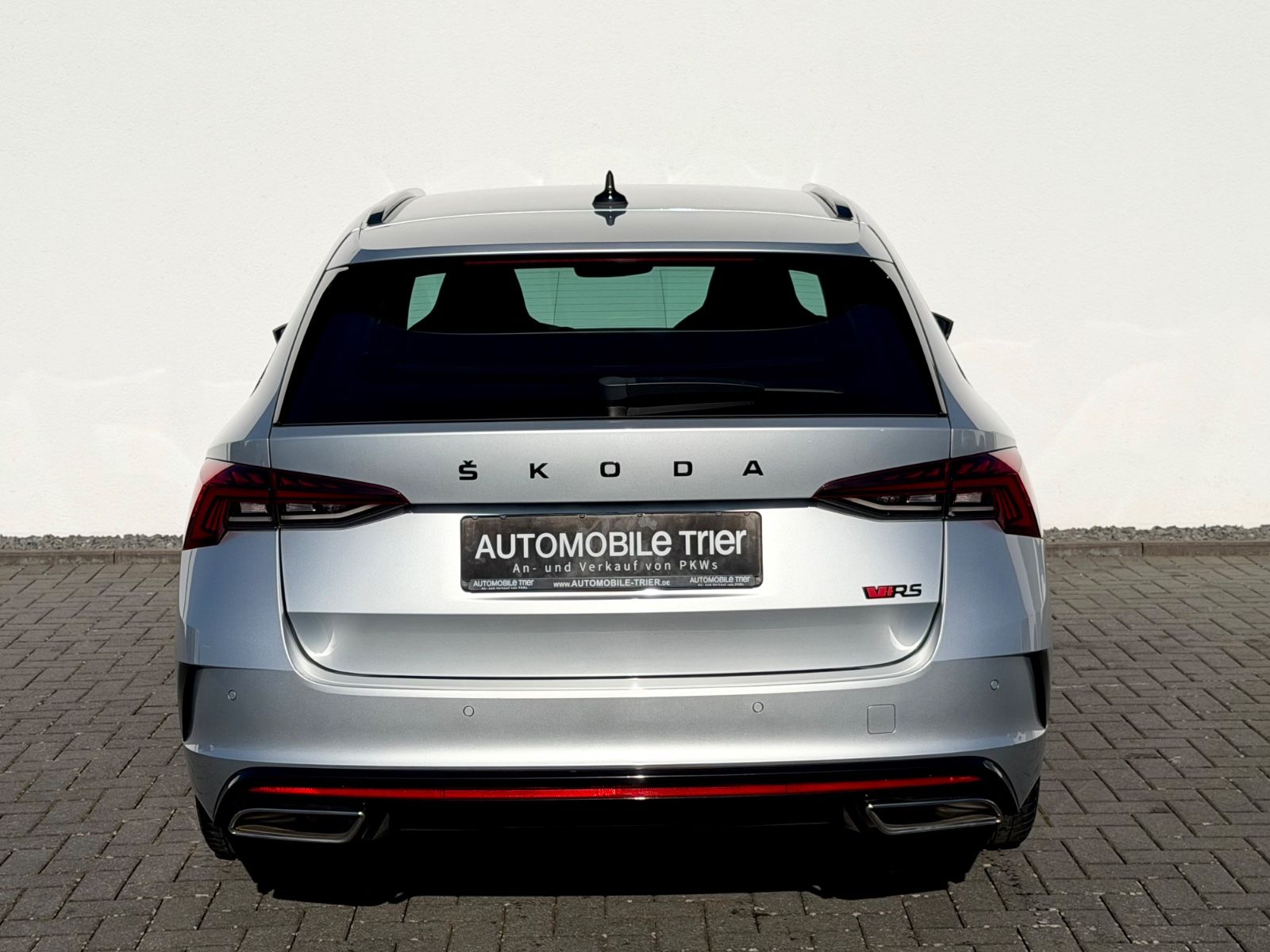 Skoda Octavia Combi RS 2.0 TDI DSG /LED/CAM/HUD/AHK/ - Bild 6 Skoda Octavia Combi RS 2.0 TDI DSG /LED/CAM/HUD/AHK/ in STRIBRNA BRILLIANT/ BRILLIANTSIL als Kombi - Fahrzeugfoto 6