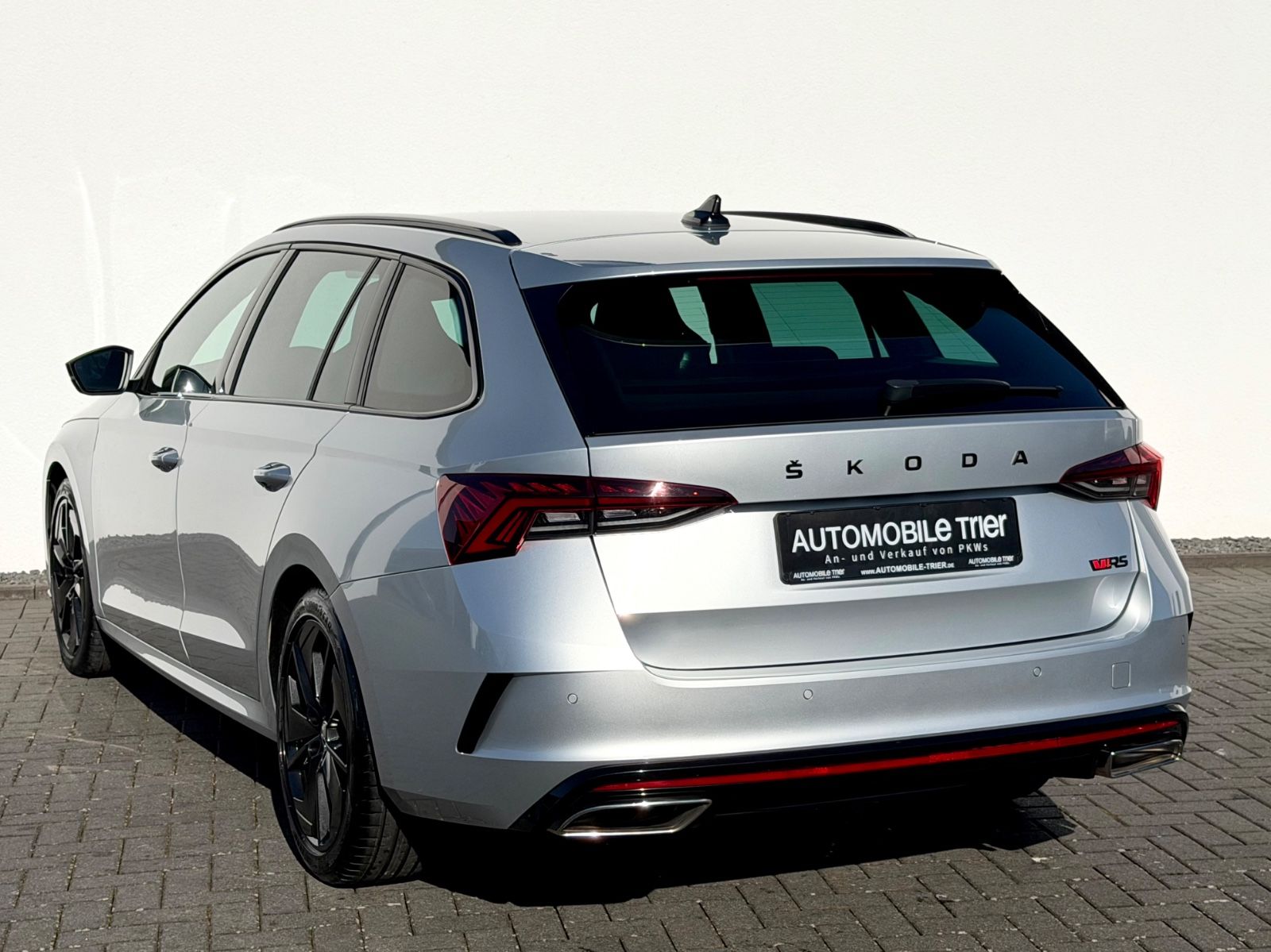 Skoda Octavia Combi RS 2.0 TDI DSG /LED/CAM/HUD/AHK/ - Bild 7 Skoda Octavia Combi RS 2.0 TDI DSG /LED/CAM/HUD/AHK/ in STRIBRNA BRILLIANT/ BRILLIANTSIL als Kombi - Fahrzeugfoto 7