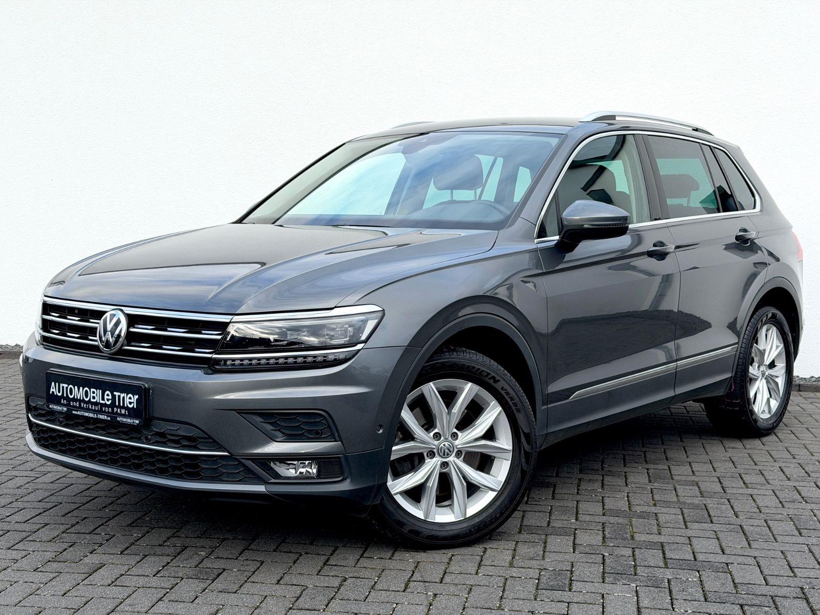 Volkswagen Tiguan Highline 2.0 TSI DSG 4Motion /LED/ACC/CAM in Grau als SUV/Geländewagen/Pickup - Fahrzeugfoto 1