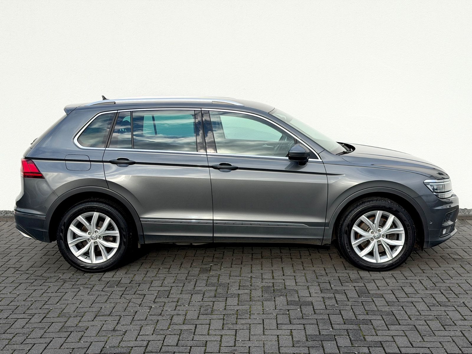 Volkswagen Tiguan Highline 2.0 TSI DSG 4Motion /LED/ACC/CAM - Bild 4 Volkswagen Tiguan Highline 2.0 TSI DSG 4Motion /LED/ACC/CAM in Indiumgrau Metallic als SUV/Geländewagen/Pickup - Fahrzeugfoto 4