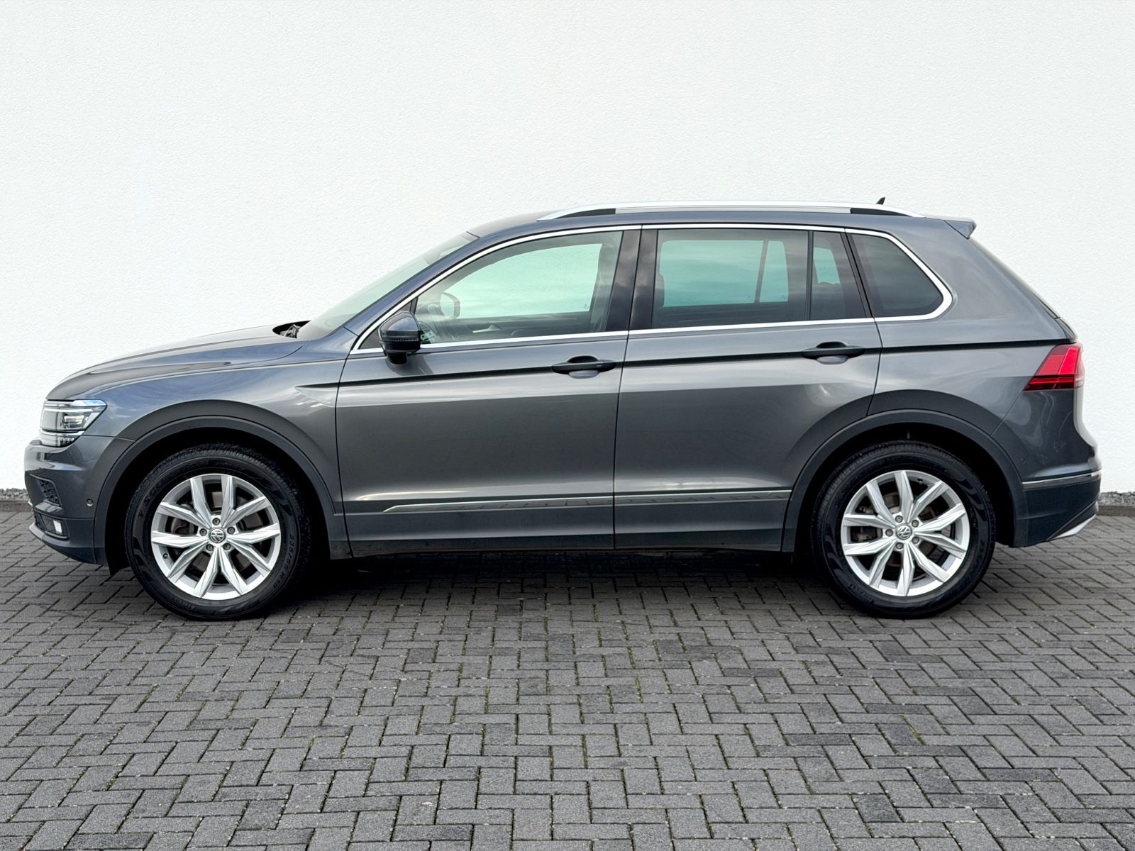 Volkswagen Tiguan Highline 2.0 TSI DSG 4Motion /LED/ACC/CAM - Bild 8 Volkswagen Tiguan Highline 2.0 TSI DSG 4Motion /LED/ACC/CAM in Indiumgrau Metallic als SUV/Geländewagen/Pickup - Fahrzeugfoto 8