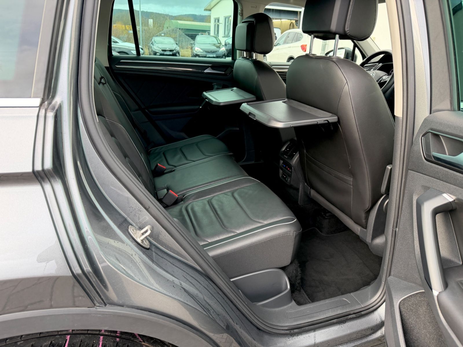 Volkswagen Tiguan Highline 2.0 TSI DSG 4Motion /LED/ACC/CAM - Bild 12 Volkswagen Tiguan Highline 2.0 TSI DSG 4Motion /LED/ACC/CAM in Indiumgrau Metallic als SUV/Geländewagen/Pickup - Fahrzeugfoto 12