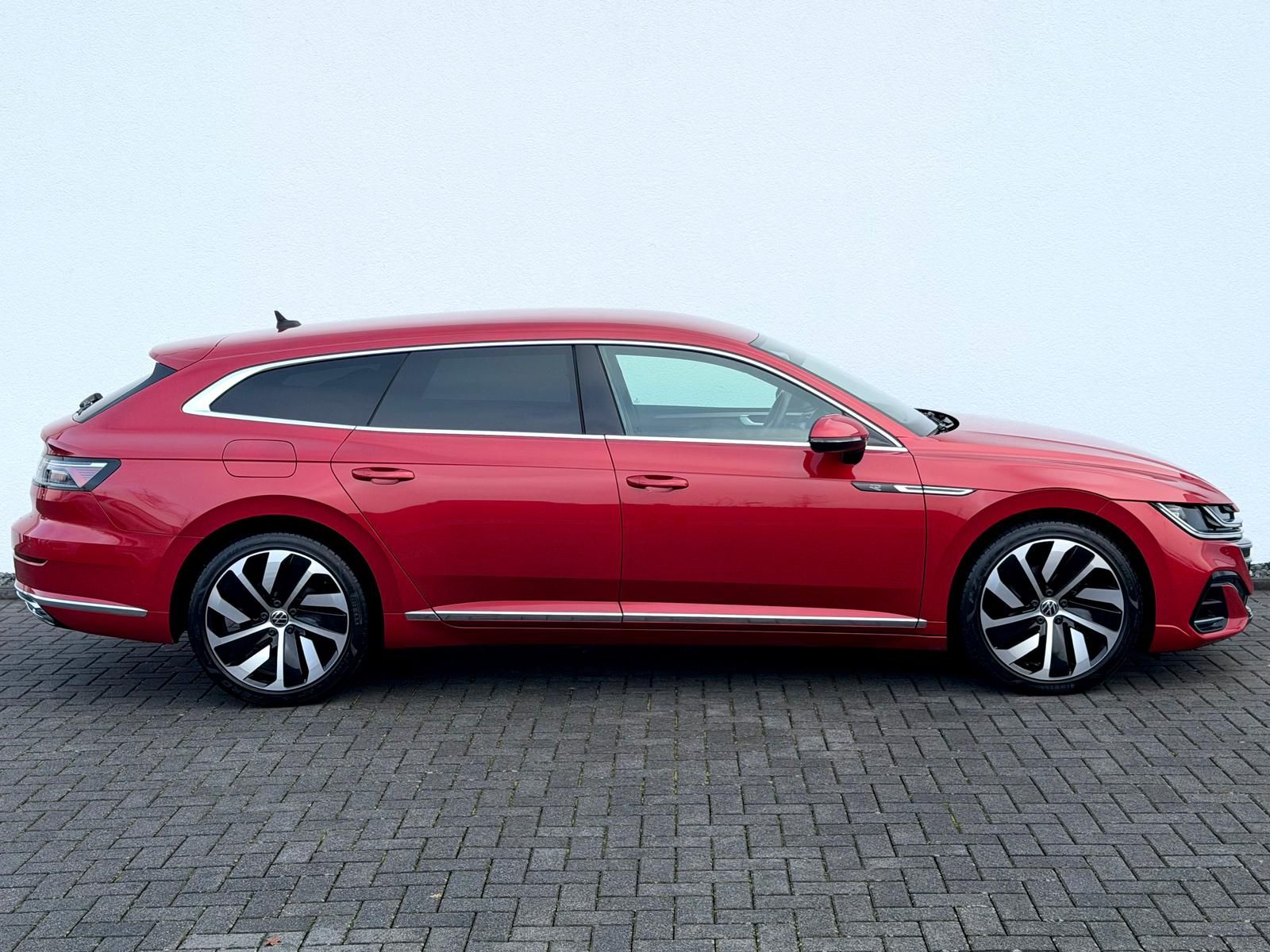 Volkswagen Arteon Shooting Brake R Line 2.0 TDI DSG 1.HAND - Bild 4 Volkswagen Arteon Shooting Brake R Line 2.0 TDI DSG 1.HAND in KINGS RED als Kombi - Fahrzeugfoto 4