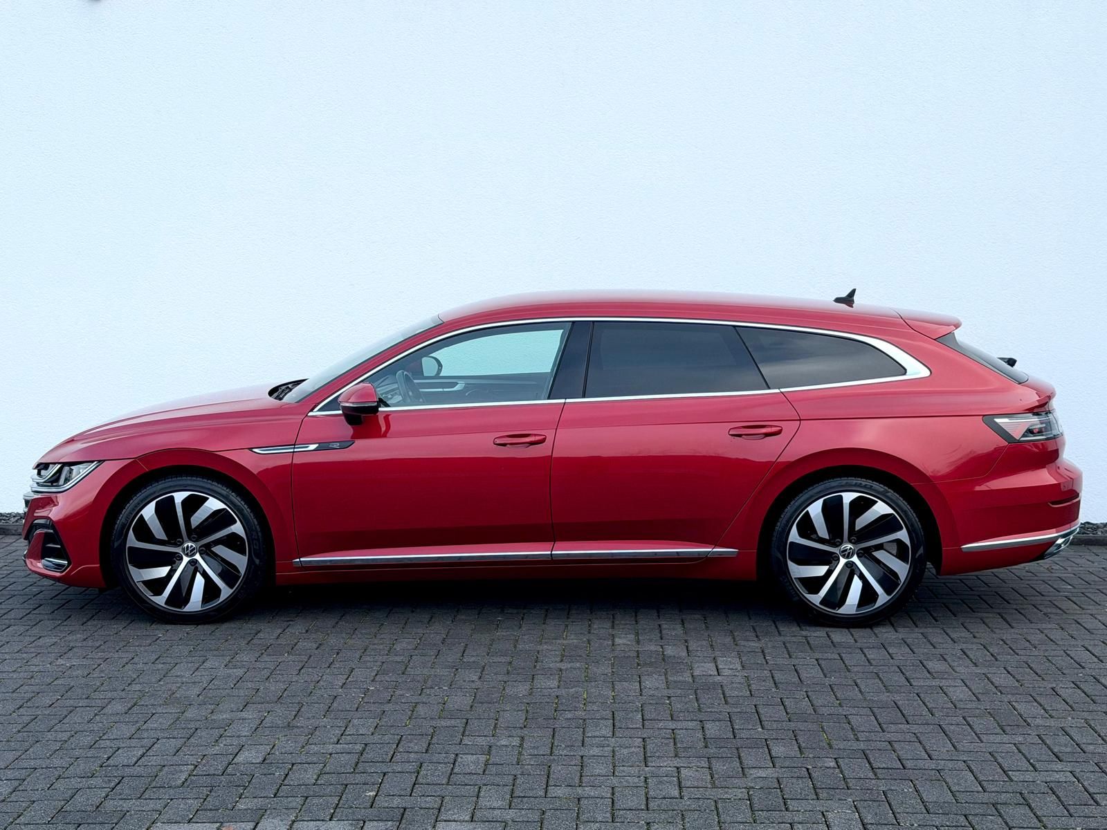 Volkswagen Arteon Shooting Brake R Line 2.0 TDI DSG 1.HAND - Bild 8 Volkswagen Arteon Shooting Brake R Line 2.0 TDI DSG 1.HAND in KINGS RED als Kombi - Fahrzeugfoto 8