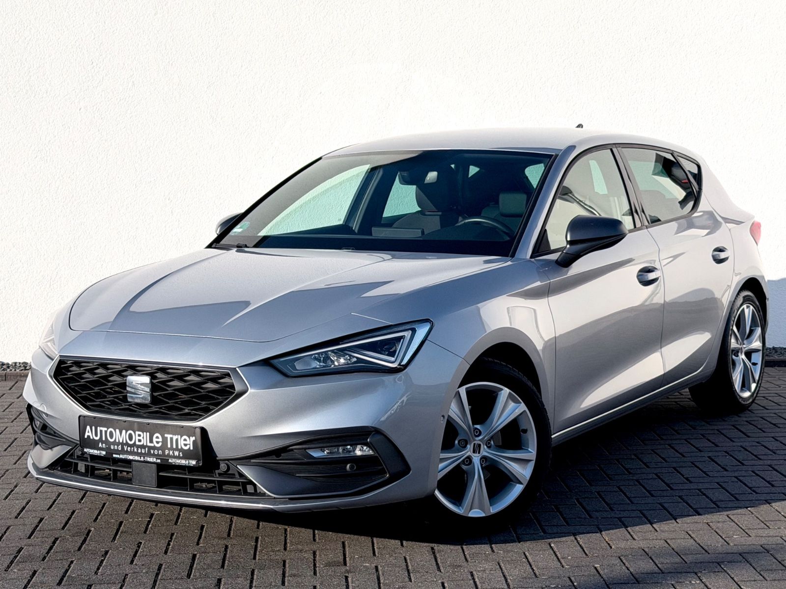 Seat Leon FR 2.0 TDI /NAVI/LED/LHZ/PDC/GARANTIE/ in Silber als Limousine - Fahrzeugfoto 1