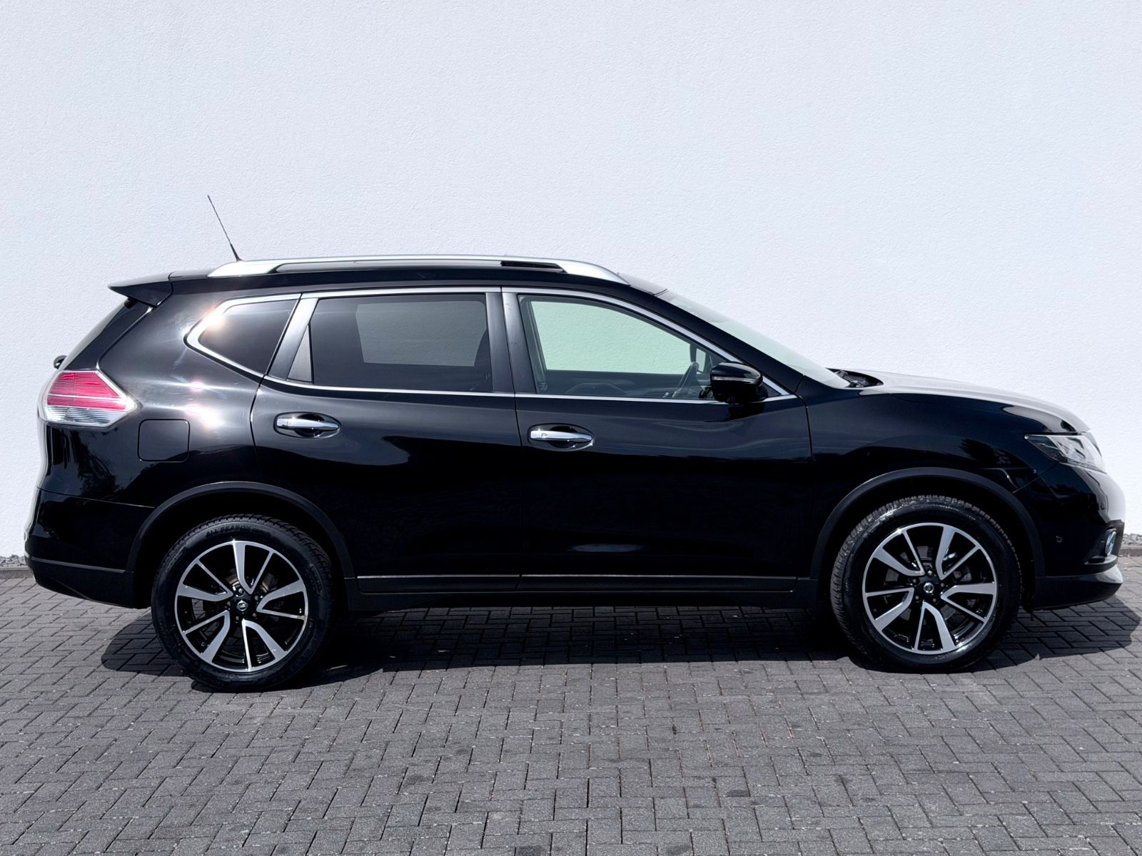 Nissan X-Trail 2.0 dCi Automatik /NAVI/LED/360°CAM/ - Bild 4 Nissan X-Trail 2.0 dCi Automatik /NAVI/LED/360°CAM/ in Schwarz als SUV/Geländewagen/Pickup - Fahrzeugfoto 4