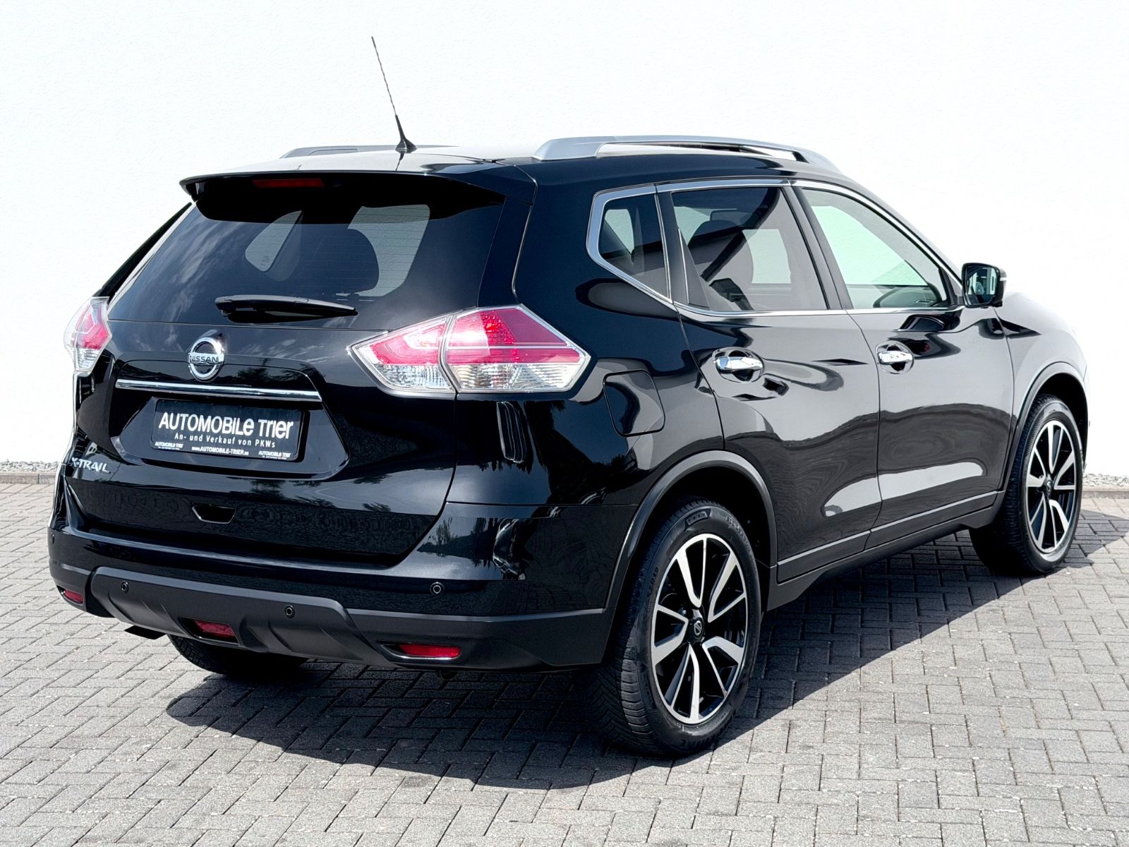 Nissan X-Trail 2.0 dCi Automatik /NAVI/LED/360°CAM/ - Bild 5 Nissan X-Trail 2.0 dCi Automatik /NAVI/LED/360°CAM/ in Schwarz als SUV/Geländewagen/Pickup - Fahrzeugfoto 5