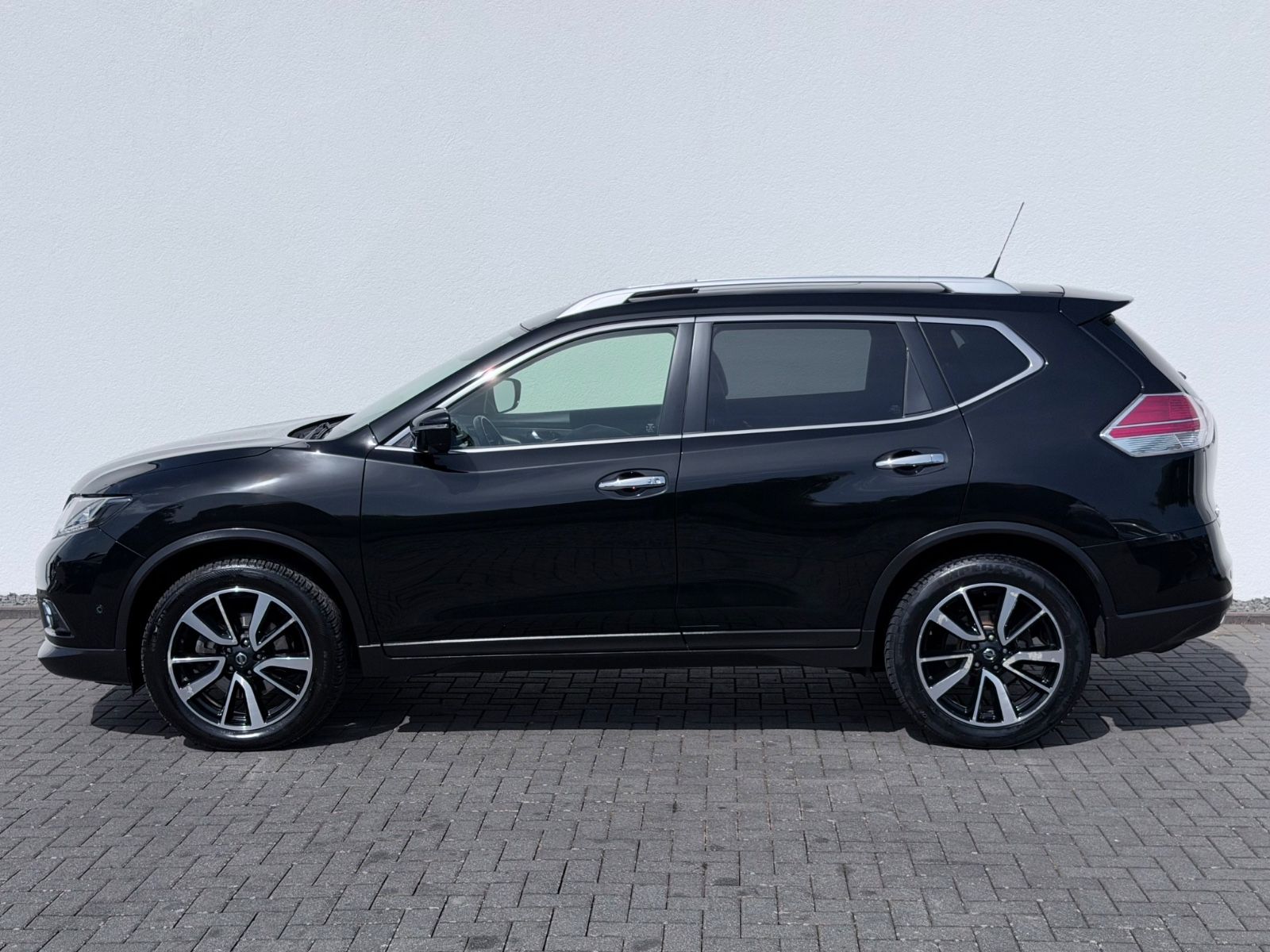 Nissan X-Trail 2.0 dCi Automatik /NAVI/LED/360°CAM/ - Bild 8 Nissan X-Trail 2.0 dCi Automatik /NAVI/LED/360°CAM/ in Schwarz als SUV/Geländewagen/Pickup - Fahrzeugfoto 8