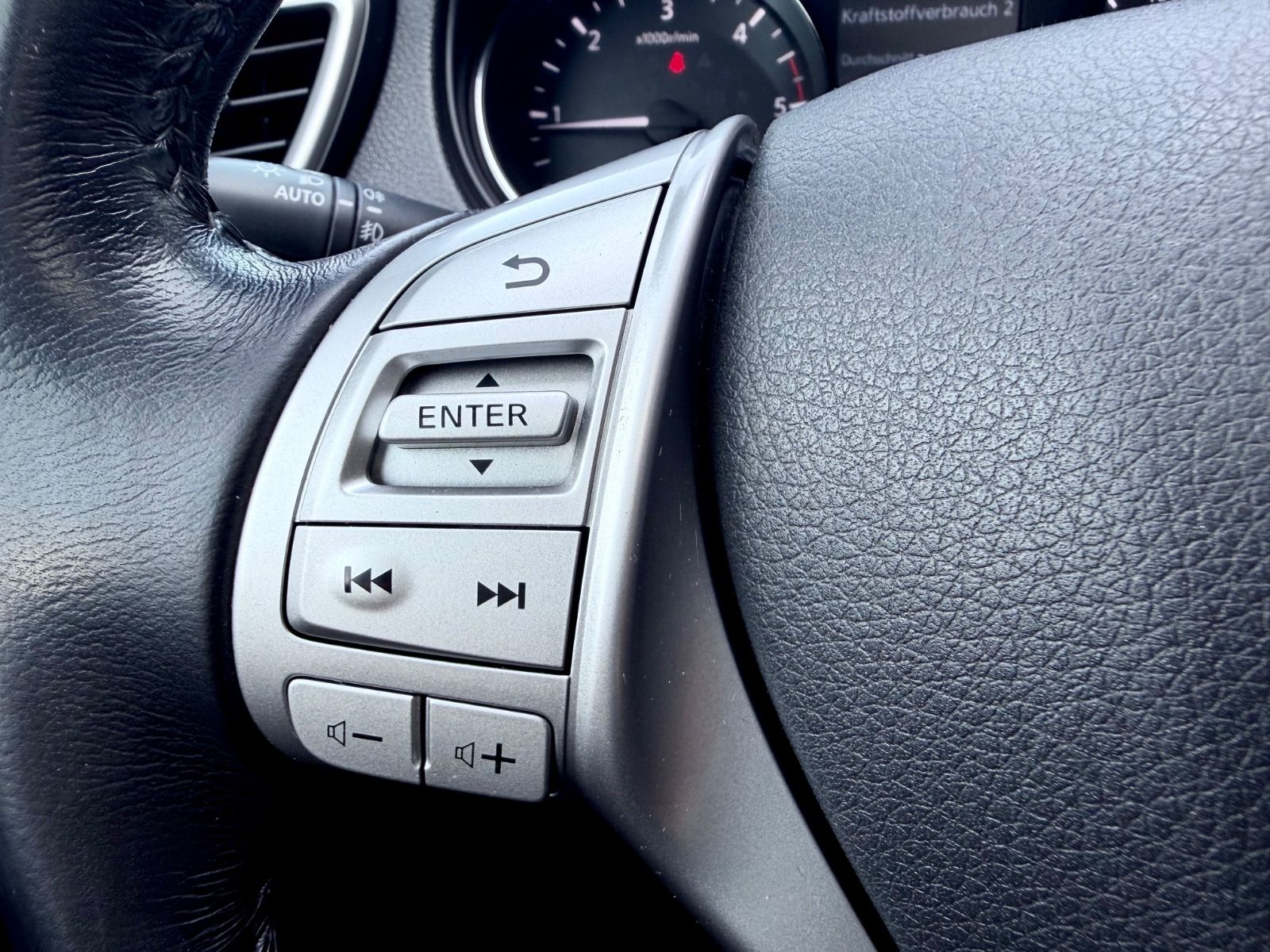 Nissan X-Trail 2.0 dCi Automatik /NAVI/LED/360°CAM/ - Bild 15 Nissan X-Trail 2.0 dCi Automatik /NAVI/LED/360°CAM/ in Schwarz als SUV/Geländewagen/Pickup - Fahrzeugfoto 15