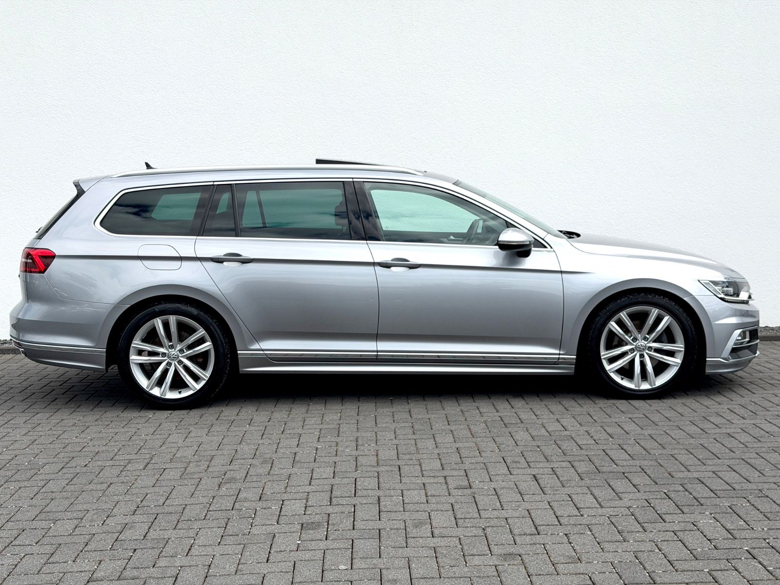 Volkswagen Passat Variant R Line 2.0 TDI DSG 4Motion - Bild 4 Volkswagen Passat Variant R Line 2.0 TDI DSG 4Motion in Silber als Kombi - Fahrzeugfoto 4