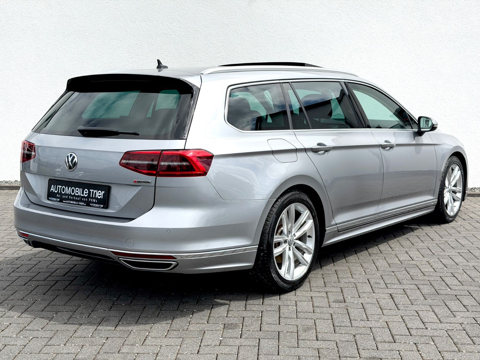 Volkswagen Passat Variant R Line 2.0 TDI DSG 4Motion - Bild 5 Volkswagen Passat Variant R Line 2.0 TDI DSG 4Motion in Silber als Kombi - Fahrzeugfoto 5