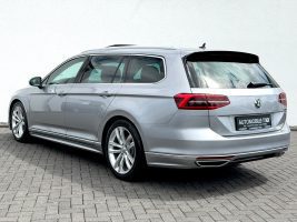 Volkswagen Passat Variant R Line 2.0 TDI DSG 4Motion in Silber als Kombi - Fahrzeugfoto 7