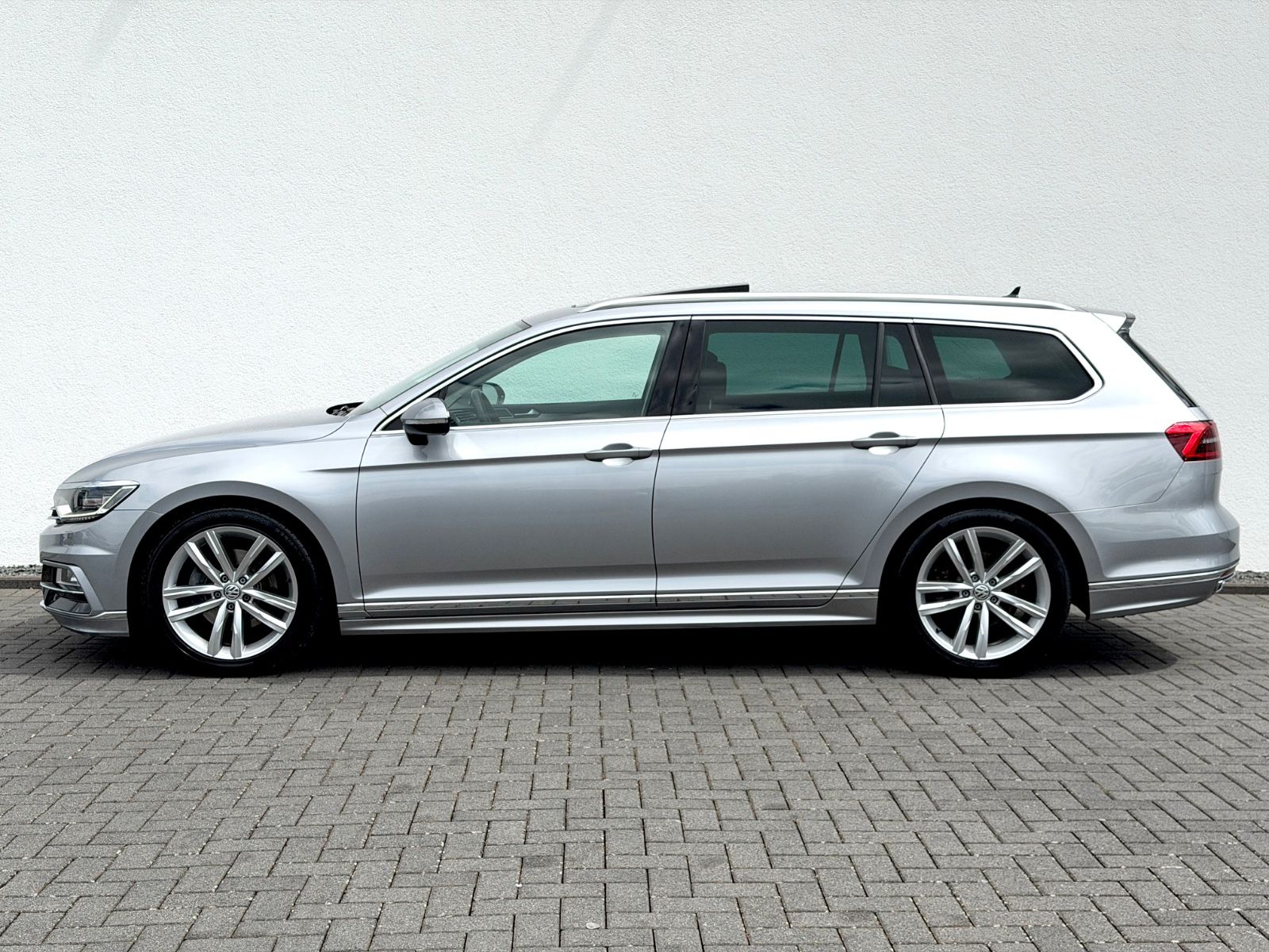 Volkswagen Passat Variant R Line 2.0 TDI DSG 4Motion - Bild 8 Volkswagen Passat Variant R Line 2.0 TDI DSG 4Motion in Silber als Kombi - Fahrzeugfoto 8
