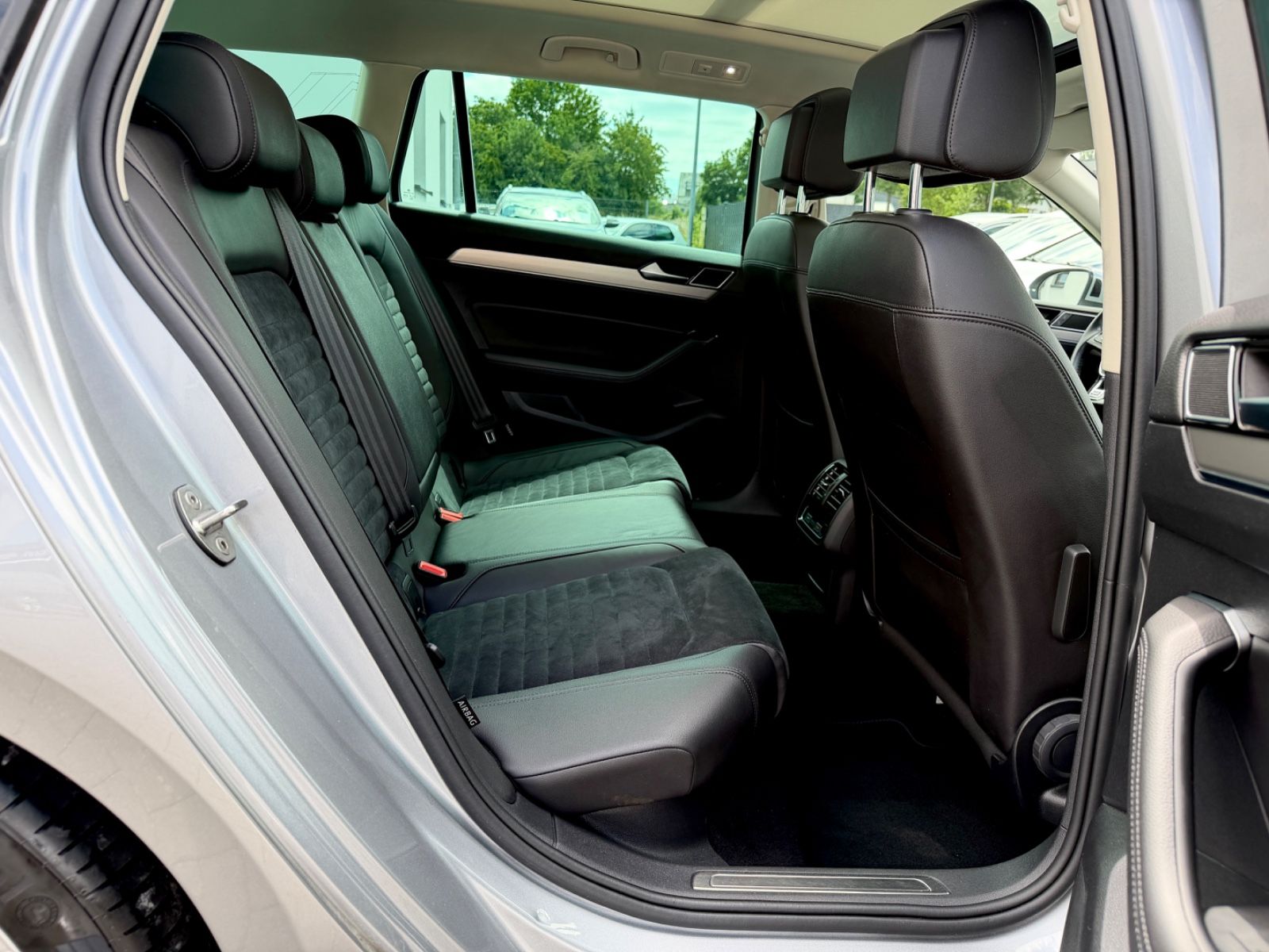 Volkswagen Passat Variant R Line 2.0 TDI DSG 4Motion - Bild 13 Volkswagen Passat Variant R Line 2.0 TDI DSG 4Motion in Silber als Kombi - Fahrzeugfoto 13