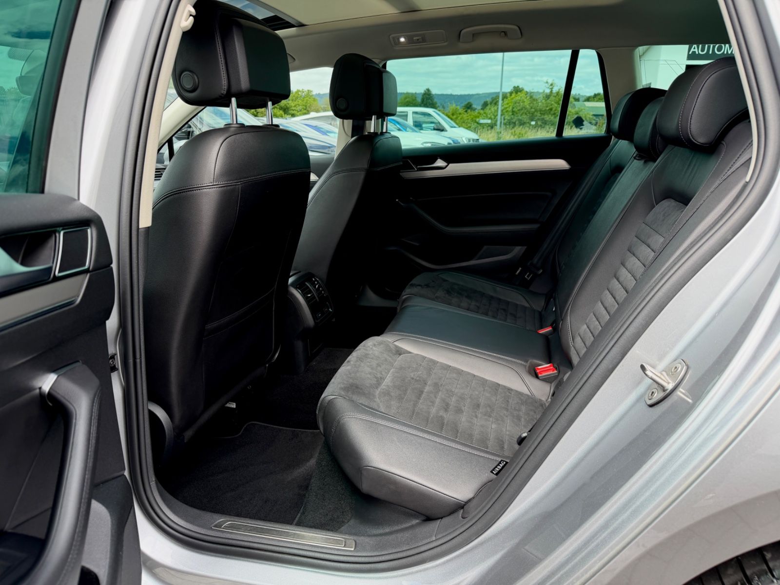 Volkswagen Passat Variant R Line 2.0 TDI DSG 4Motion - Bild 14 Volkswagen Passat Variant R Line 2.0 TDI DSG 4Motion in Silber als Kombi - Fahrzeugfoto 14