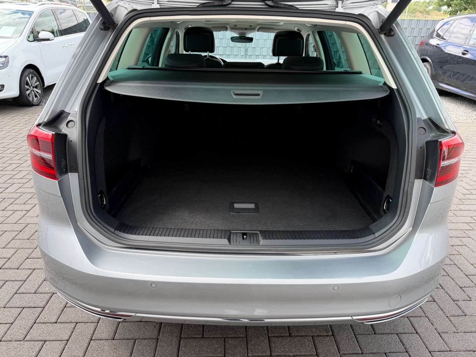 Volkswagen Passat Variant R Line 2.0 TDI DSG 4Motion - Bild 18 Volkswagen Passat Variant R Line 2.0 TDI DSG 4Motion in Silber als Kombi - Fahrzeugfoto 18