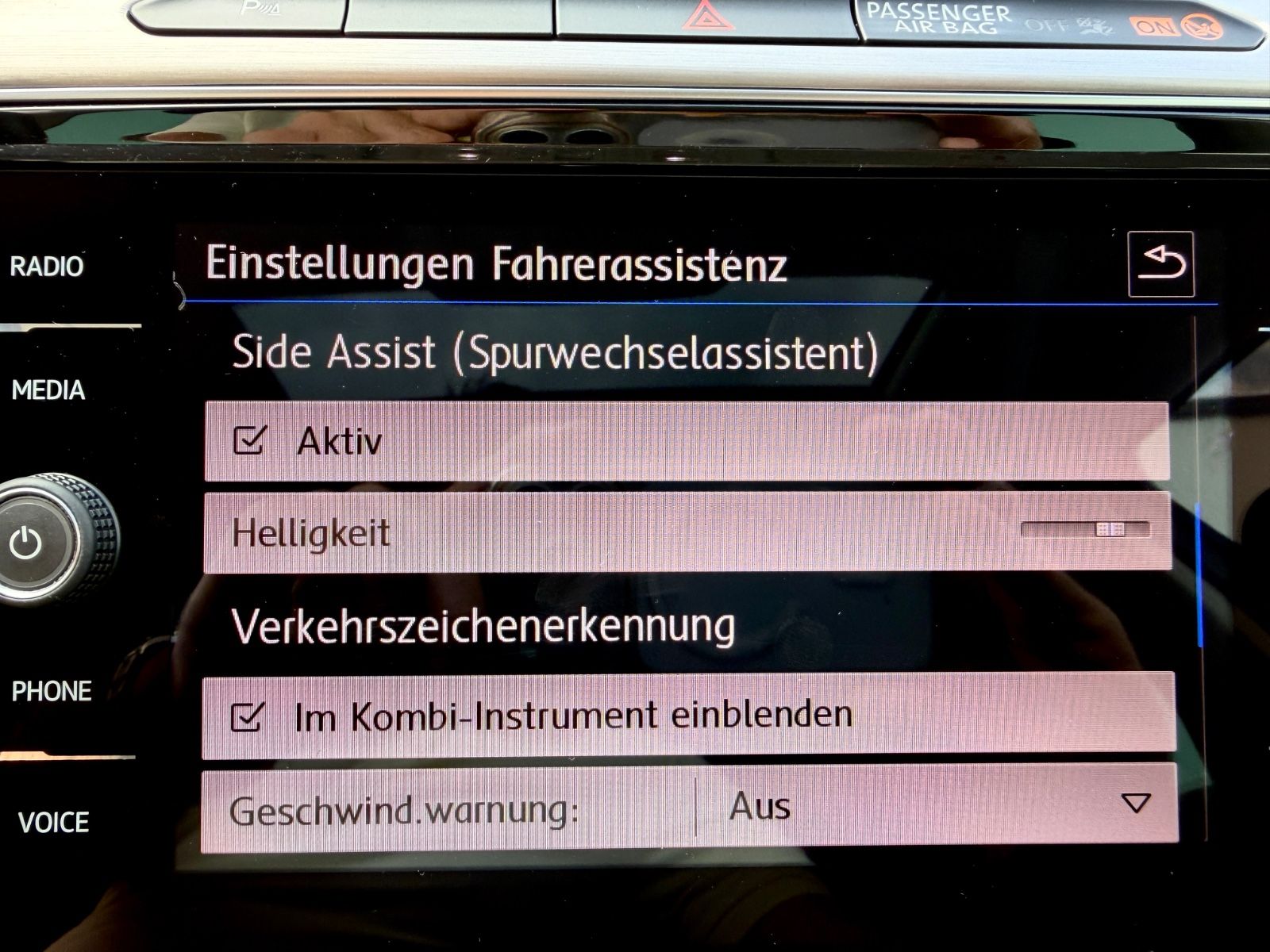 Volkswagen Passat Variant R Line 2.0 TDI DSG 4Motion - Bild 21 Volkswagen Passat Variant R Line 2.0 TDI DSG 4Motion in Silber als Kombi - Fahrzeugfoto 21