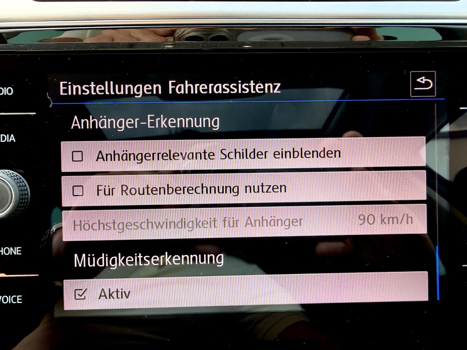 Volkswagen Passat Variant R Line 2.0 TDI DSG 4Motion - Bild 22 Volkswagen Passat Variant R Line 2.0 TDI DSG 4Motion in Silber als Kombi - Fahrzeugfoto 22