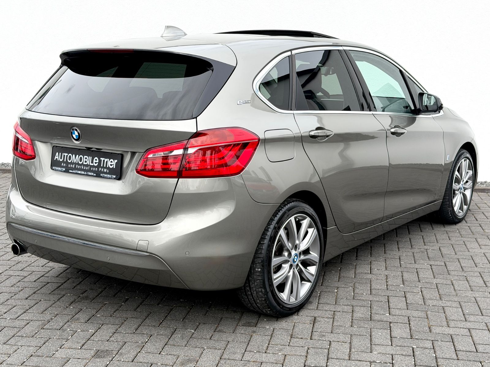 BMW Active Tourer 225 xe Luxury Line /LED/PANO/HUD/ - Bild 5 BMW Active Tourer 225 xe Luxury Line /LED/PANO/HUD/ in Silber als Van/Minibus - Fahrzeugfoto 5