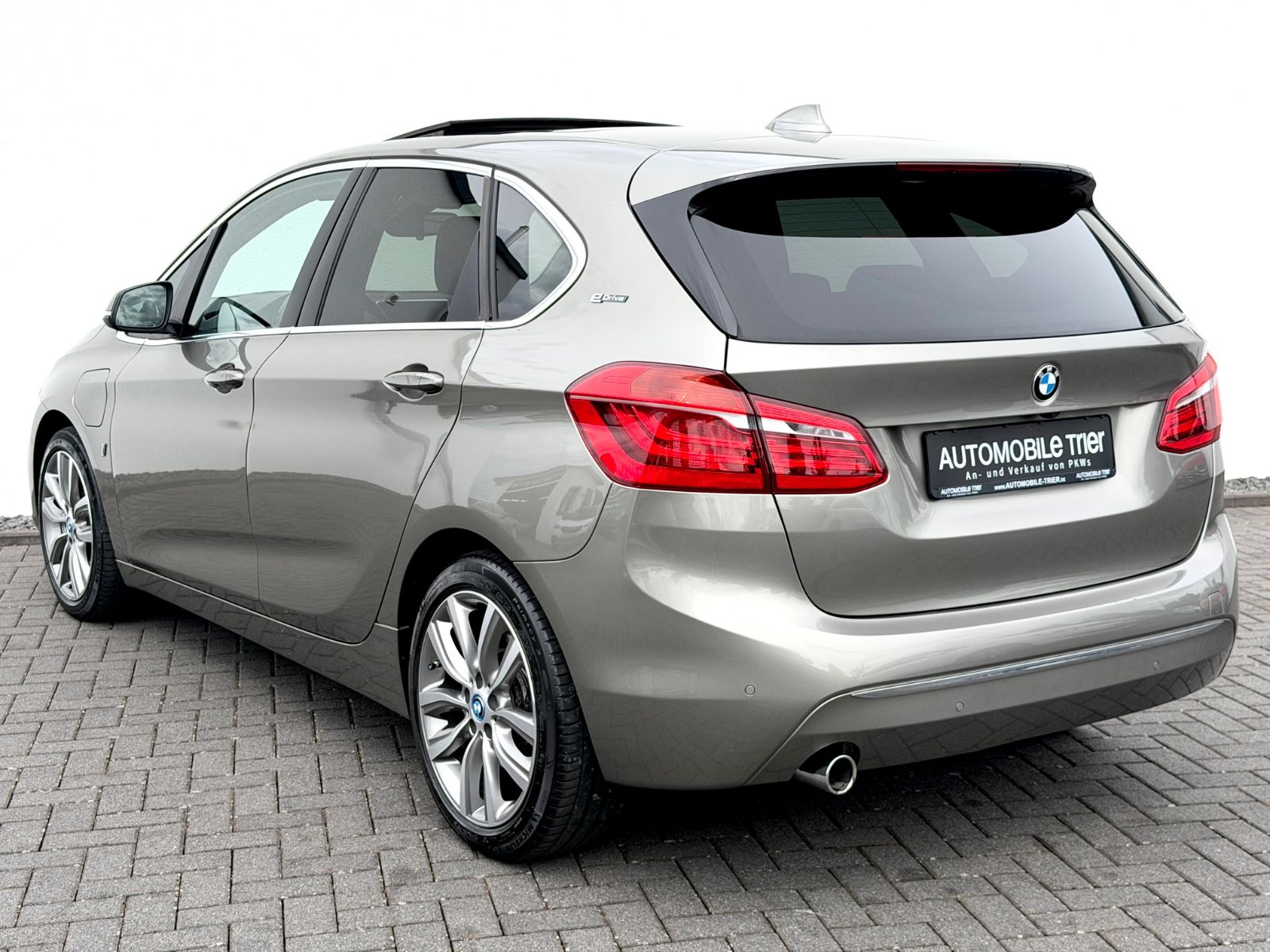 BMW Active Tourer 225 xe Luxury Line /LED/PANO/HUD/ - Bild 7 BMW Active Tourer 225 xe Luxury Line /LED/PANO/HUD/ in Silber als Van/Minibus - Fahrzeugfoto 7