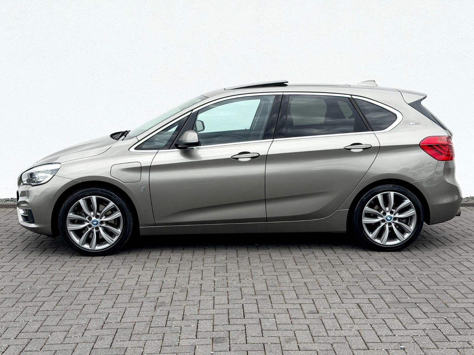 BMW Active Tourer 225 xe Luxury Line /LED/PANO/HUD/ - Bild 8 BMW Active Tourer 225 xe Luxury Line /LED/PANO/HUD/ in Silber als Van/Minibus - Fahrzeugfoto 8