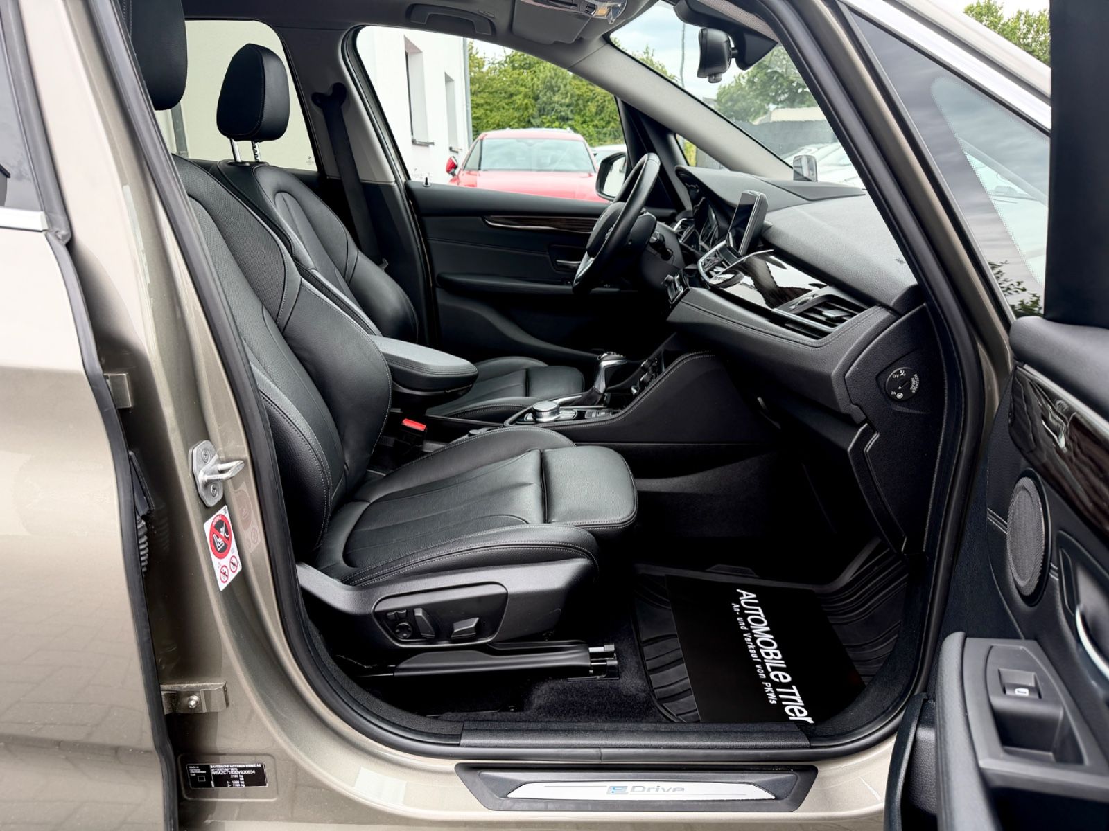 BMW Active Tourer 225 xe Luxury Line /LED/PANO/HUD/ - Bild 11 BMW Active Tourer 225 xe Luxury Line /LED/PANO/HUD/ in Silber als Van/Minibus - Fahrzeugfoto 11