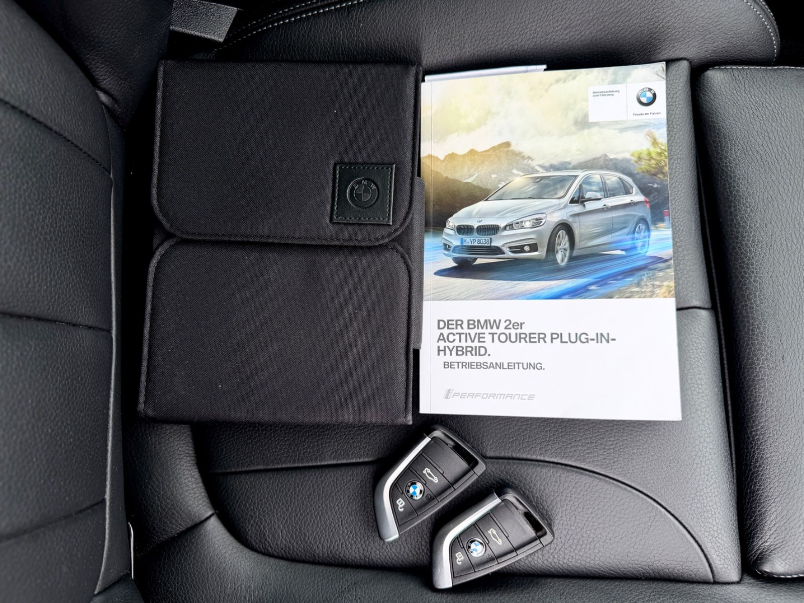 BMW Active Tourer 225 xe Luxury Line /LED/PANO/HUD/ - Bild 17 BMW Active Tourer 225 xe Luxury Line /LED/PANO/HUD/ in Silber als Van/Minibus - Fahrzeugfoto 17