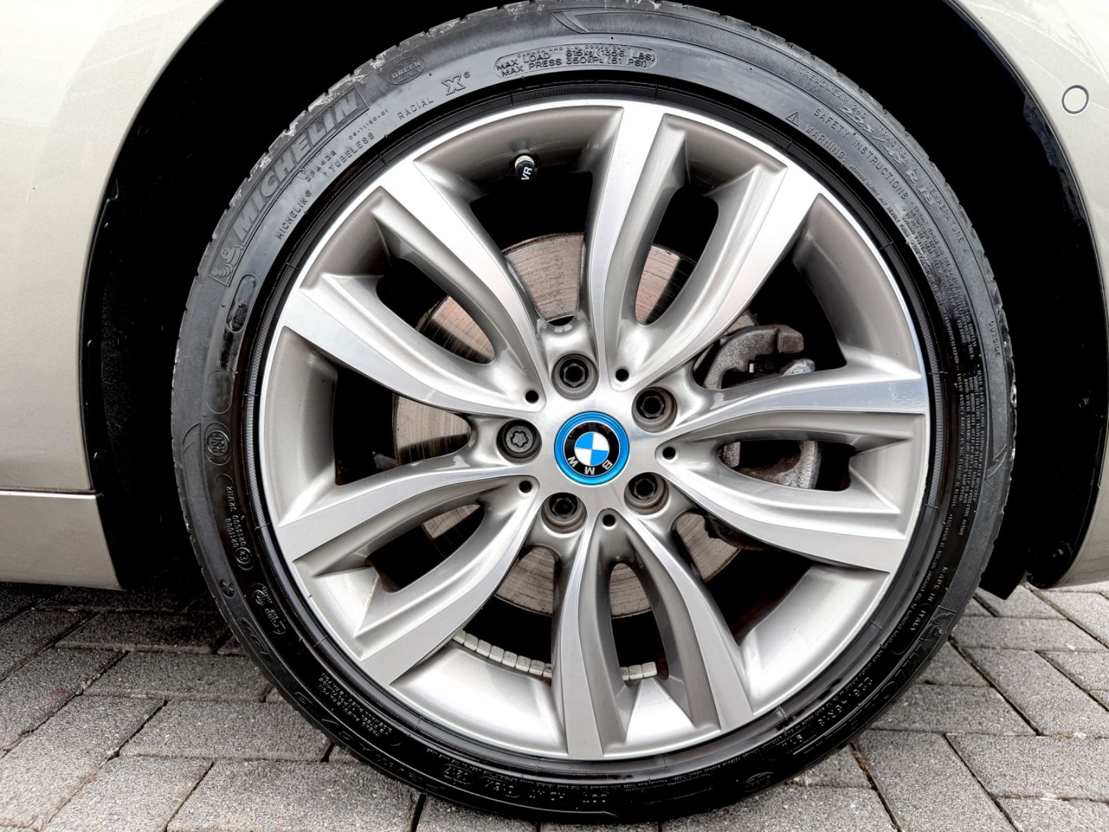 BMW Active Tourer 225 xe Luxury Line /LED/PANO/HUD/ - Bild 19 BMW Active Tourer 225 xe Luxury Line /LED/PANO/HUD/ in Silber als Van/Minibus - Fahrzeugfoto 19
