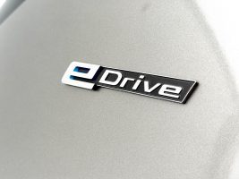 BMW Active Tourer 225 xe Luxury Line /LED/PANO/HUD/ in Silber als Van/Minibus - Fahrzeugfoto 20