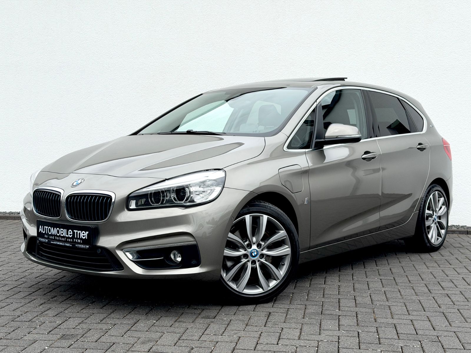 BMW Active Tourer 225 xe Luxury Line /LED/PANO/HUD/ - Bild 1 BMW Active Tourer 225 xe Luxury Line /LED/PANO/HUD/ in Silber als Van/Minibus - Fahrzeugfoto 1