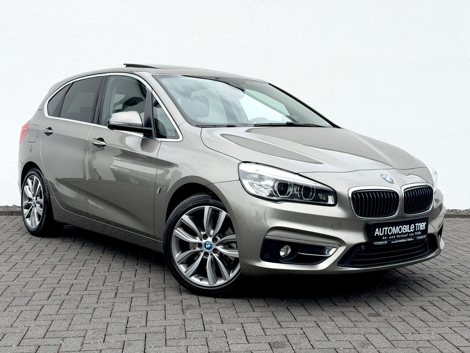 BMW Active Tourer 225 xe Luxury Line /LED/PANO/HUD/ - Bild 3 BMW Active Tourer 225 xe Luxury Line /LED/PANO/HUD/ in Silber als Van/Minibus - Fahrzeugfoto 3