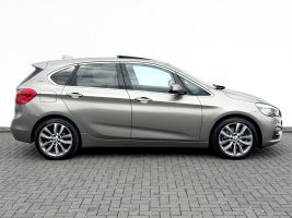 BMW Active Tourer 225 xe Luxury Line /LED/PANO/HUD/ in Silber als Van/Minibus - Fahrzeugfoto 4