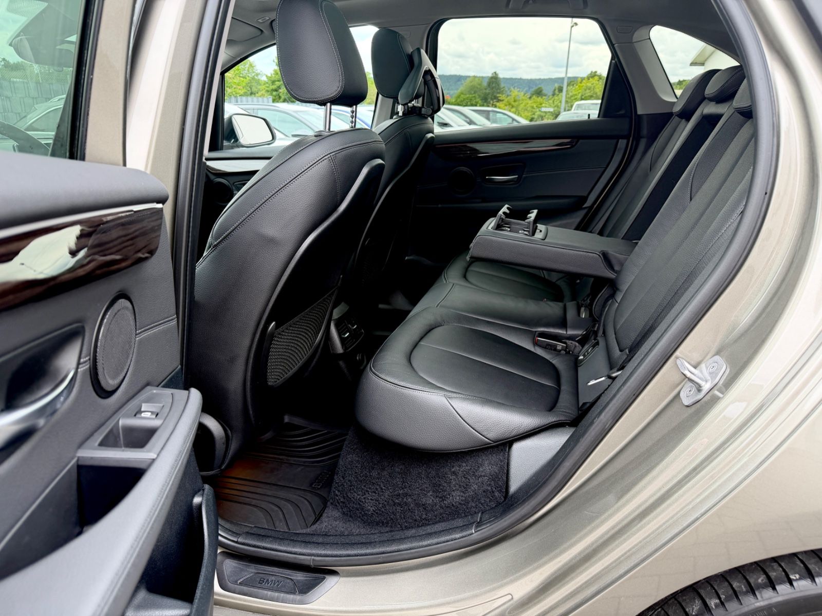 BMW Active Tourer 225 xe Luxury Line /LED/PANO/HUD/ - Bild 12 BMW Active Tourer 225 xe Luxury Line /LED/PANO/HUD/ in Silber als Van/Minibus - Fahrzeugfoto 12