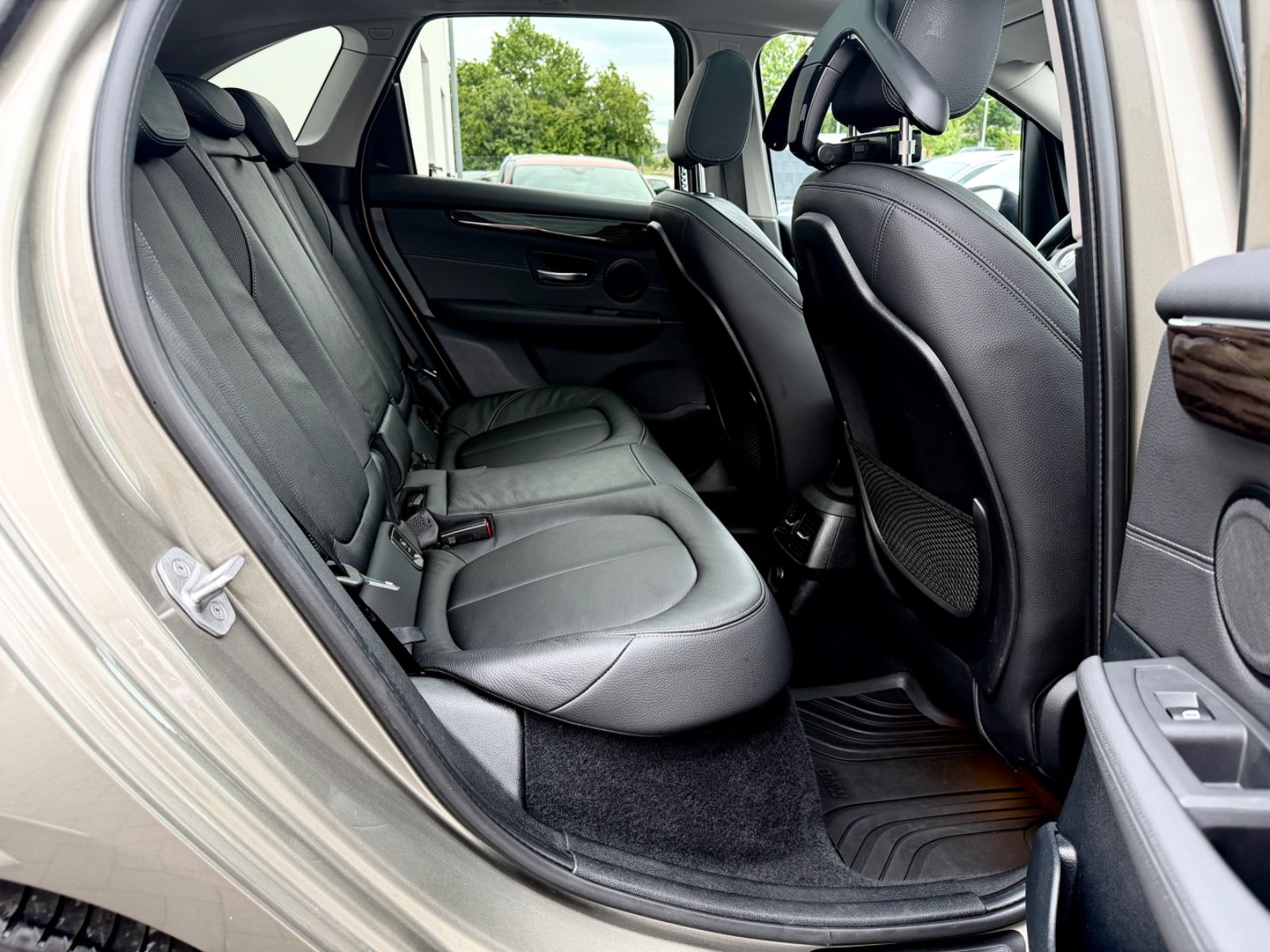 BMW Active Tourer 225 xe Luxury Line /LED/PANO/HUD/ - Bild 13 BMW Active Tourer 225 xe Luxury Line /LED/PANO/HUD/ in Silber als Van/Minibus - Fahrzeugfoto 13