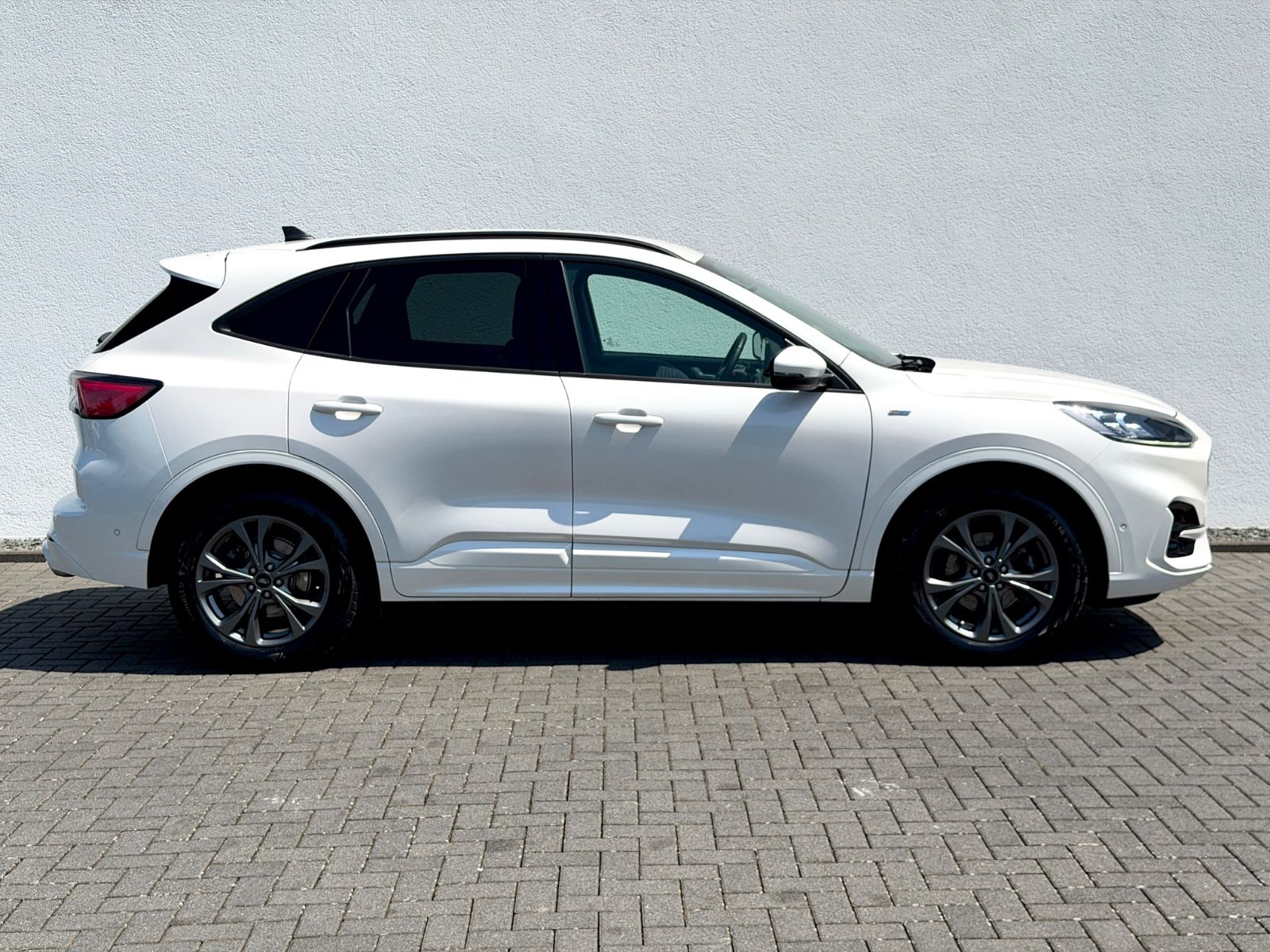 Ford Kuga 2.5 Hybrid 4x4 ST-Line X /LED/ACC/CAM/ - Bild 3 Ford Kuga 2.5 Hybrid 4x4 ST-Line X /LED/ACC/CAM/ in Arktis-Weiß (Metallic) als SUV/Geländewagen/Pickup - Fahrzeugfoto 3
