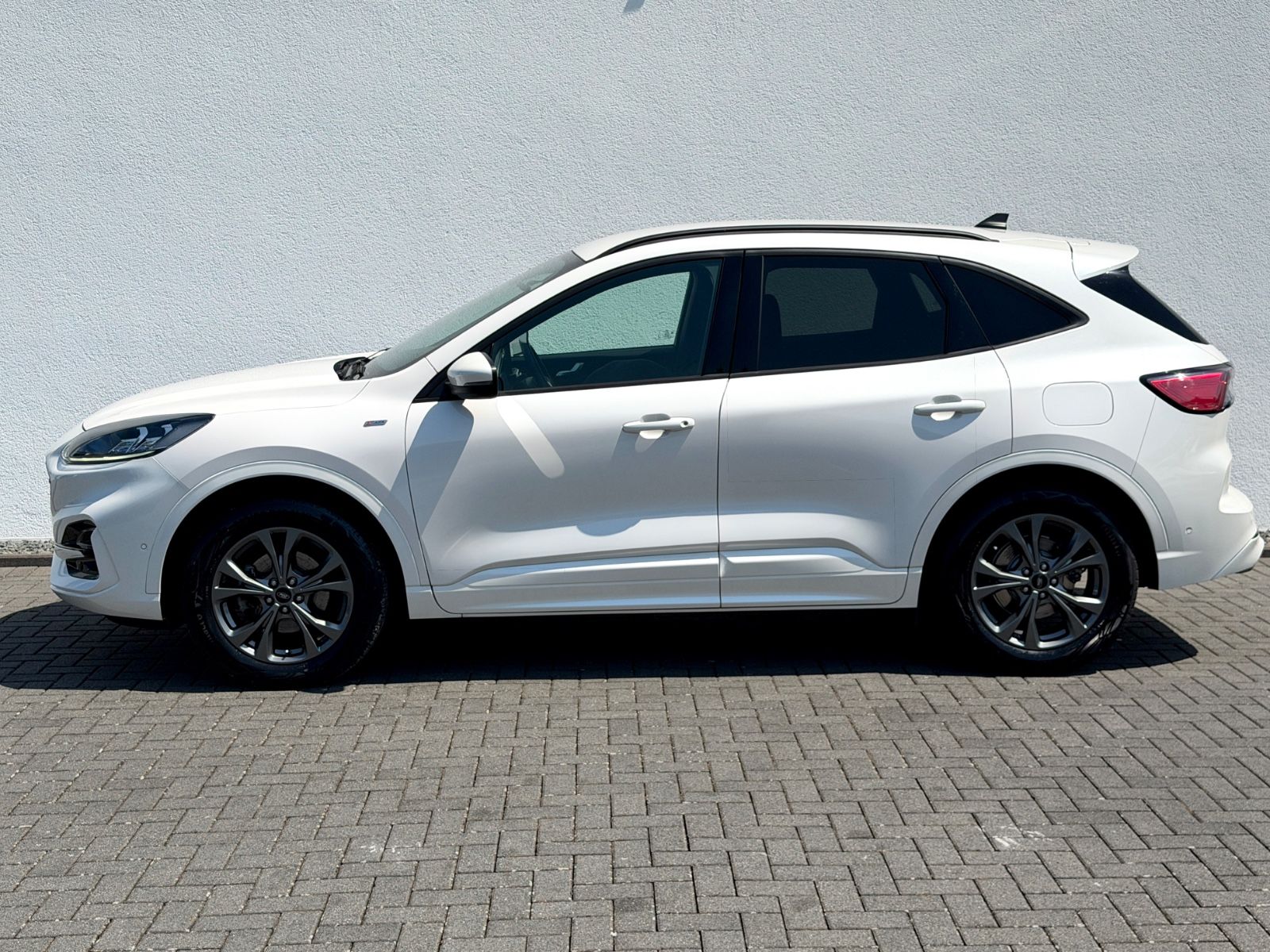 Ford Kuga 2.5 Hybrid 4x4 ST-Line X /LED/ACC/CAM/ - Bild 7 Ford Kuga 2.5 Hybrid 4x4 ST-Line X /LED/ACC/CAM/ in Arktis-Weiß (Metallic) als SUV/Geländewagen/Pickup - Fahrzeugfoto 7