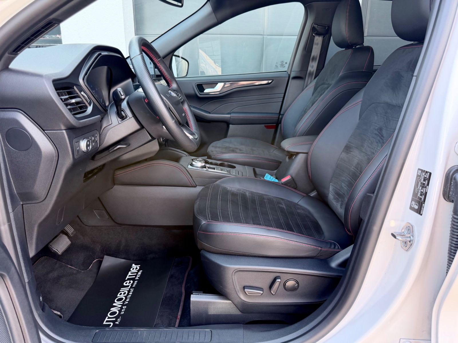 Ford Kuga 2.5 Hybrid 4x4 ST-Line X /LED/ACC/CAM/ - Bild 8 Ford Kuga 2.5 Hybrid 4x4 ST-Line X /LED/ACC/CAM/ in Arktis-Weiß (Metallic) als SUV/Geländewagen/Pickup - Fahrzeugfoto 8