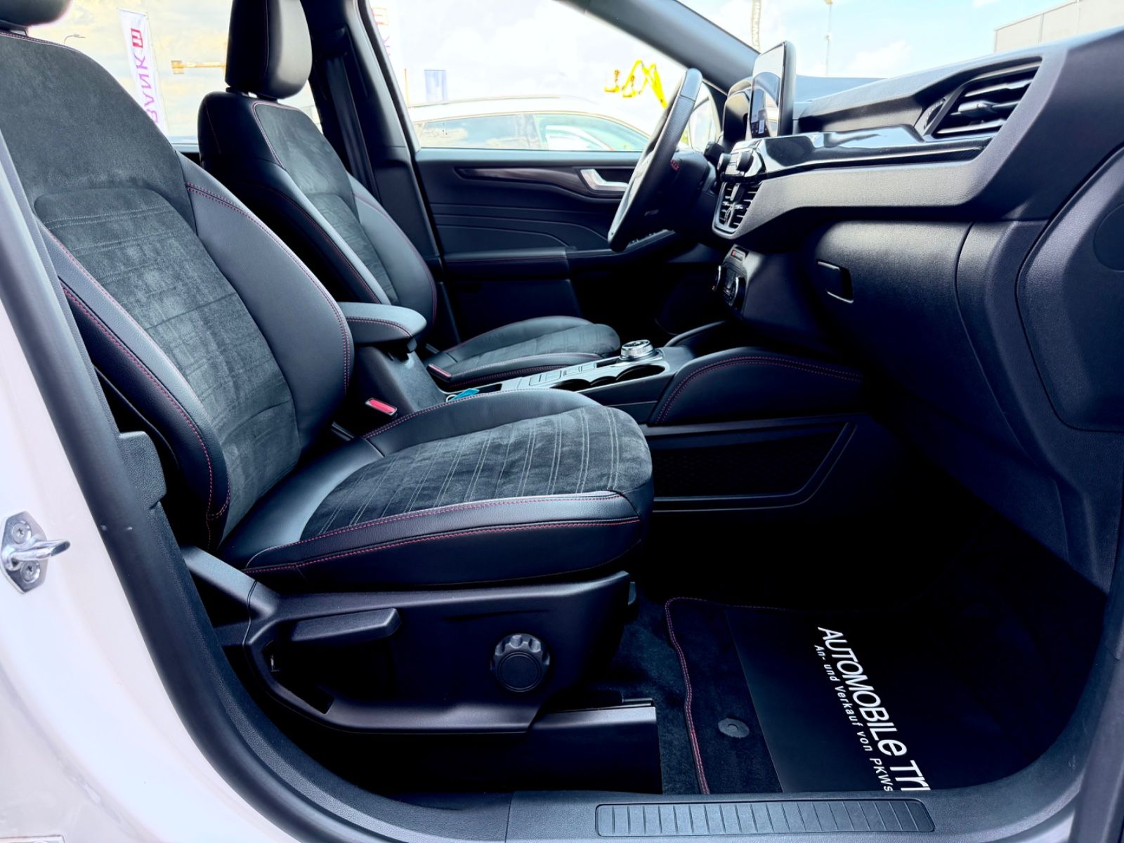 Ford Kuga 2.5 Hybrid 4x4 ST-Line X /LED/ACC/CAM/ - Bild 12 Ford Kuga 2.5 Hybrid 4x4 ST-Line X /LED/ACC/CAM/ in Arktis-Weiß (Metallic) als SUV/Geländewagen/Pickup - Fahrzeugfoto 12