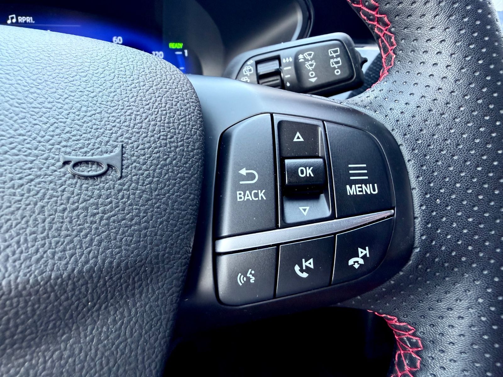 Ford Kuga 2.5 Hybrid 4x4 ST-Line X /LED/ACC/CAM/ - Bild 15 Ford Kuga 2.5 Hybrid 4x4 ST-Line X /LED/ACC/CAM/ in Arktis-Weiß (Metallic) als SUV/Geländewagen/Pickup - Fahrzeugfoto 15