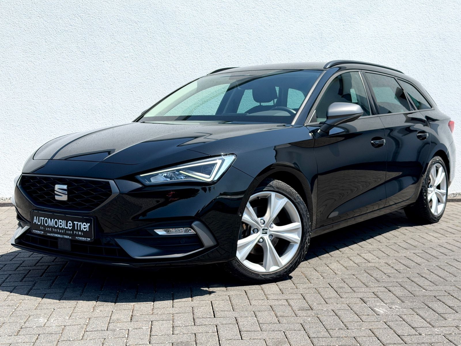 Seat Leon Sportstourer FR 1.5 TSI /LED/ACC/CAM/GARANT in Schwarz als Kombi - Fahrzeugfoto 1