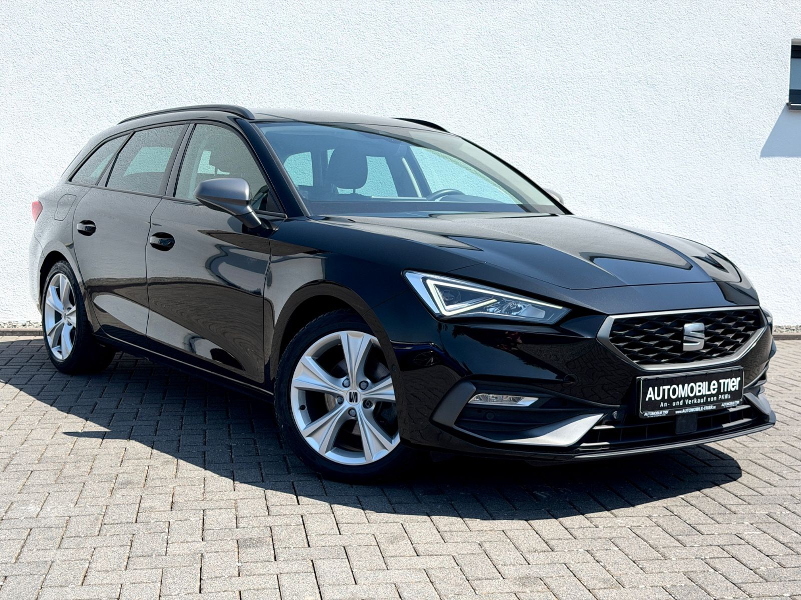 Seat Leon Sportstourer FR 1.5 TSI /LED/ACC/CAM/GARANT - Bild 3 Seat Leon Sportstourer FR 1.5 TSI /LED/ACC/CAM/GARANT in Schwarz als Kombi - Fahrzeugfoto 3