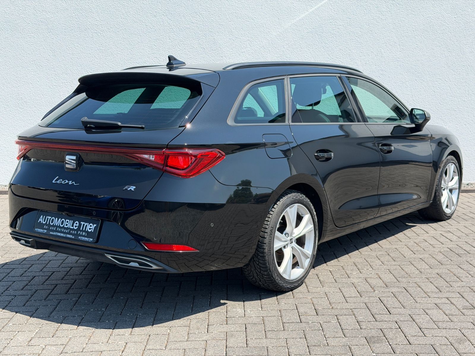 Seat Leon Sportstourer FR 1.5 TSI /LED/ACC/CAM/GARANT - Bild 5 Seat Leon Sportstourer FR 1.5 TSI /LED/ACC/CAM/GARANT in Schwarz als Kombi - Fahrzeugfoto 5