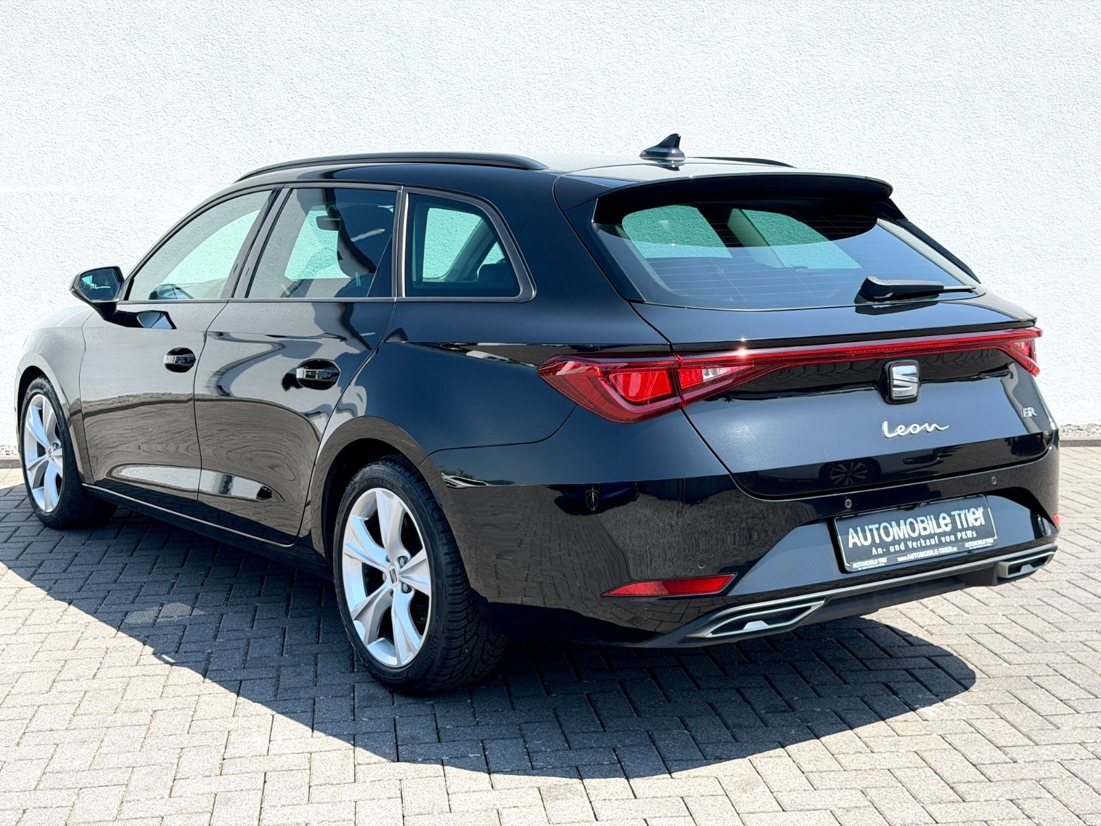 Seat Leon Sportstourer FR 1.5 TSI /LED/ACC/CAM/GARANT - Bild 7 Seat Leon Sportstourer FR 1.5 TSI /LED/ACC/CAM/GARANT in Schwarz als Kombi - Fahrzeugfoto 7