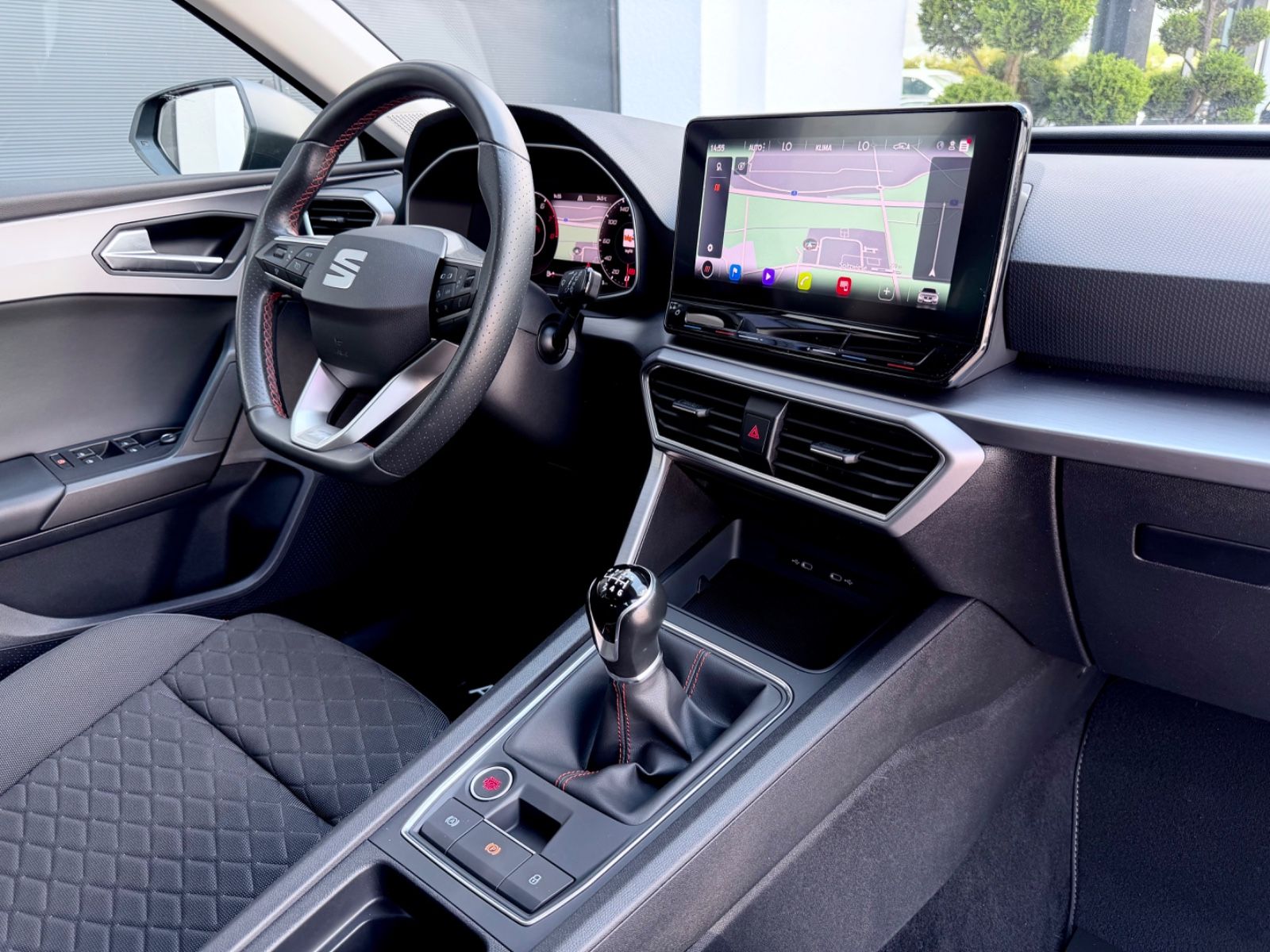 Seat Leon Sportstourer FR 1.5 TSI /LED/ACC/CAM/GARANT - Bild 12 Seat Leon Sportstourer FR 1.5 TSI /LED/ACC/CAM/GARANT in Schwarz als Kombi - Fahrzeugfoto 12