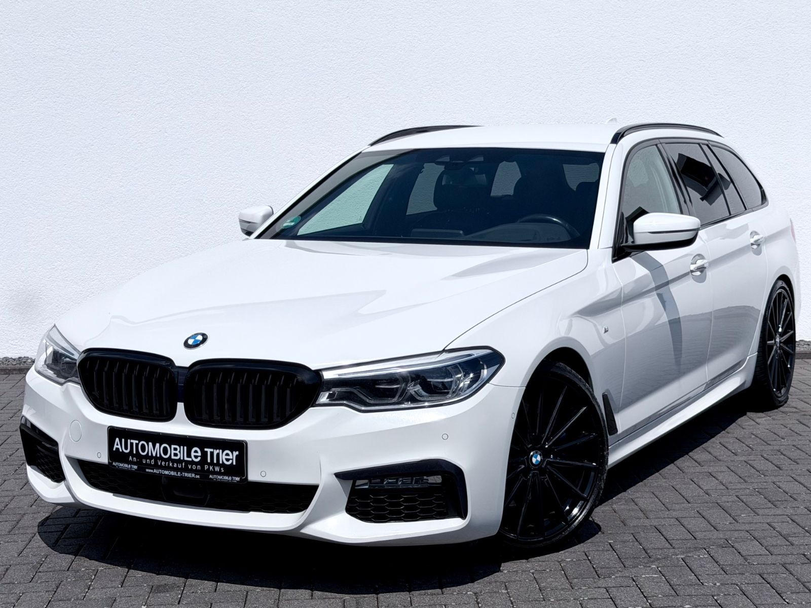 BMW 540i Touring xDrive M Sport Paket /LED/ACC/HUD/ in Weiß als Kombi - Fahrzeugfoto 1