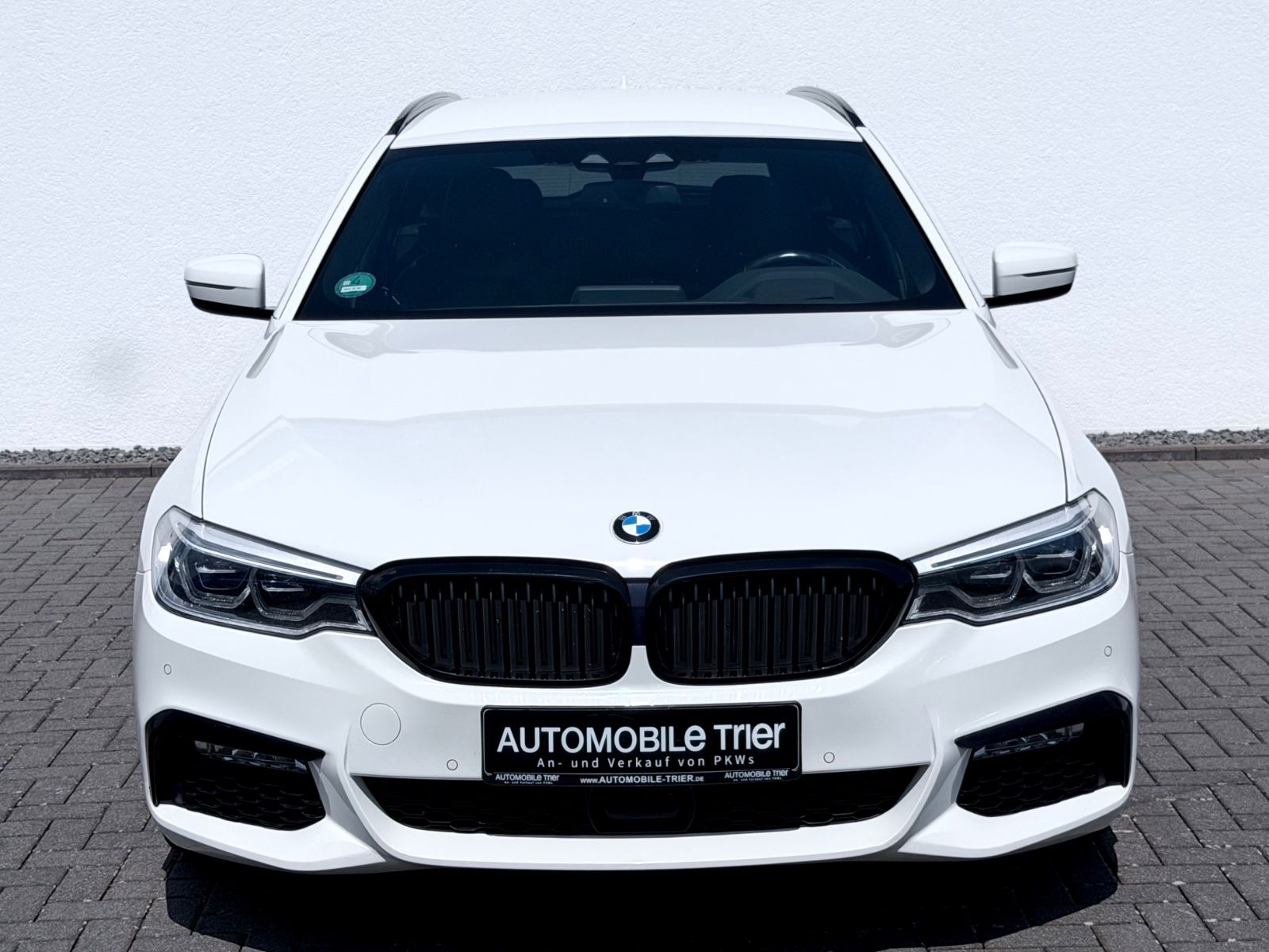 BMW 540i Touring xDrive M Sport Paket /LED/ACC/HUD/ - Bild 2 BMW 540i Touring xDrive M Sport Paket /LED/ACC/HUD/ in ALPINWEISS III als Kombi - Fahrzeugfoto 2