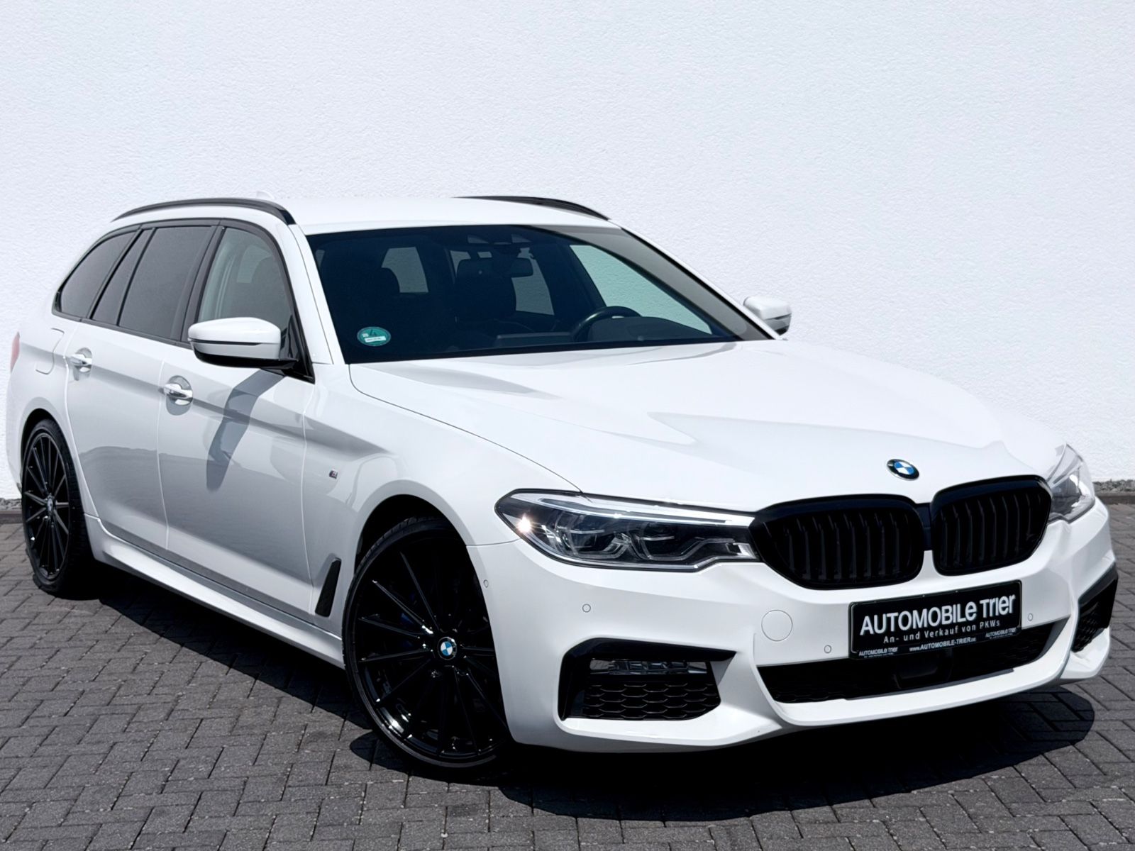 BMW 540i Touring xDrive M Sport Paket /LED/ACC/HUD/ - Bild 3 BMW 540i Touring xDrive M Sport Paket /LED/ACC/HUD/ in ALPINWEISS III als Kombi - Fahrzeugfoto 3