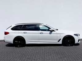 BMW 540i Touring xDrive M Sport Paket /LED/ACC/HUD/ in Weiß als Kombi - Fahrzeugfoto 4